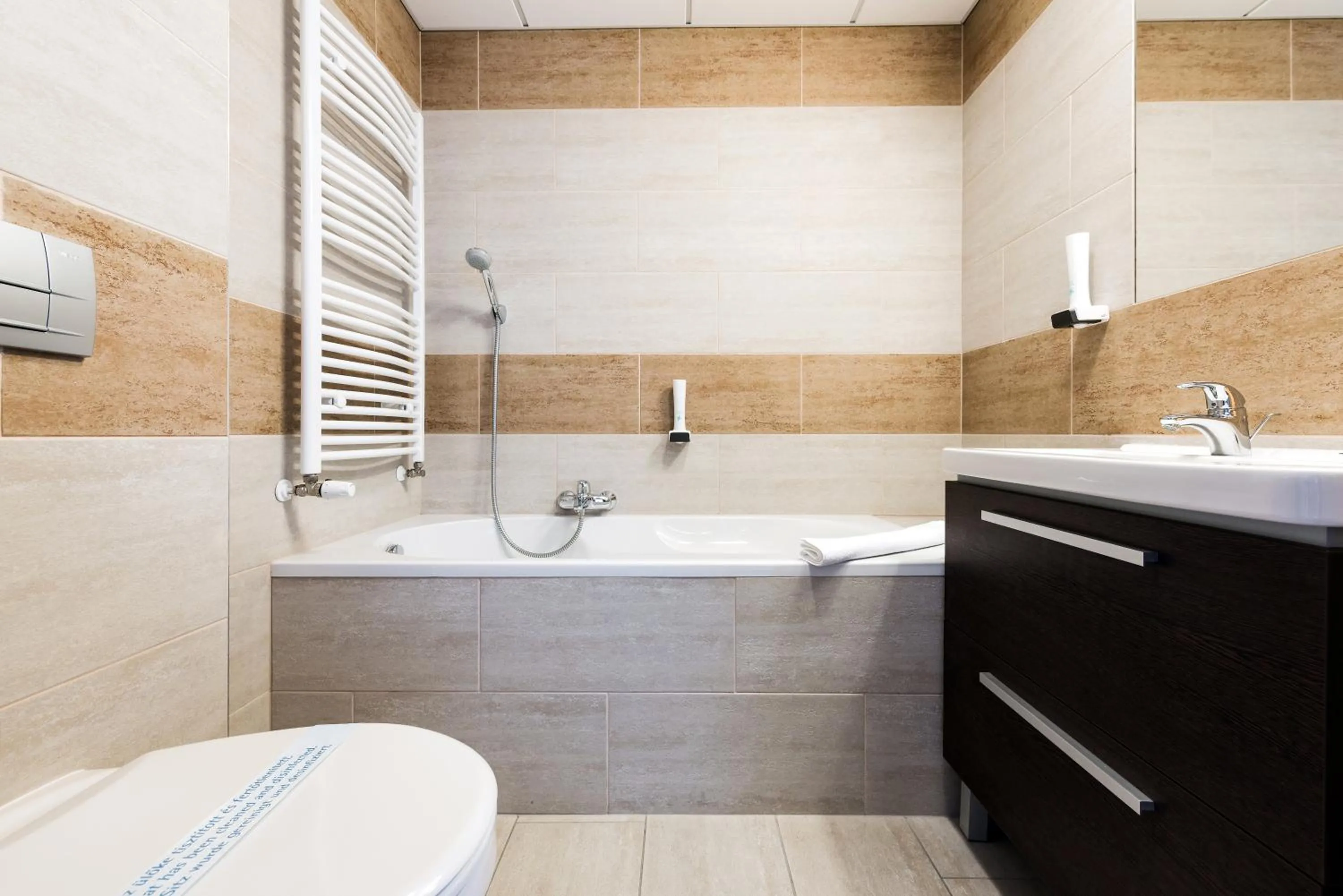 Shower in Hotel Garzon Plaza