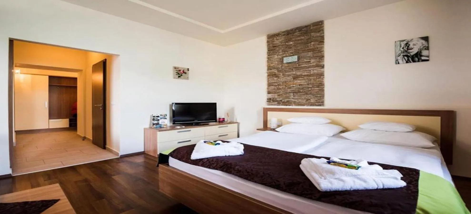 Bedroom, Bed in Hotel Garzon Plaza