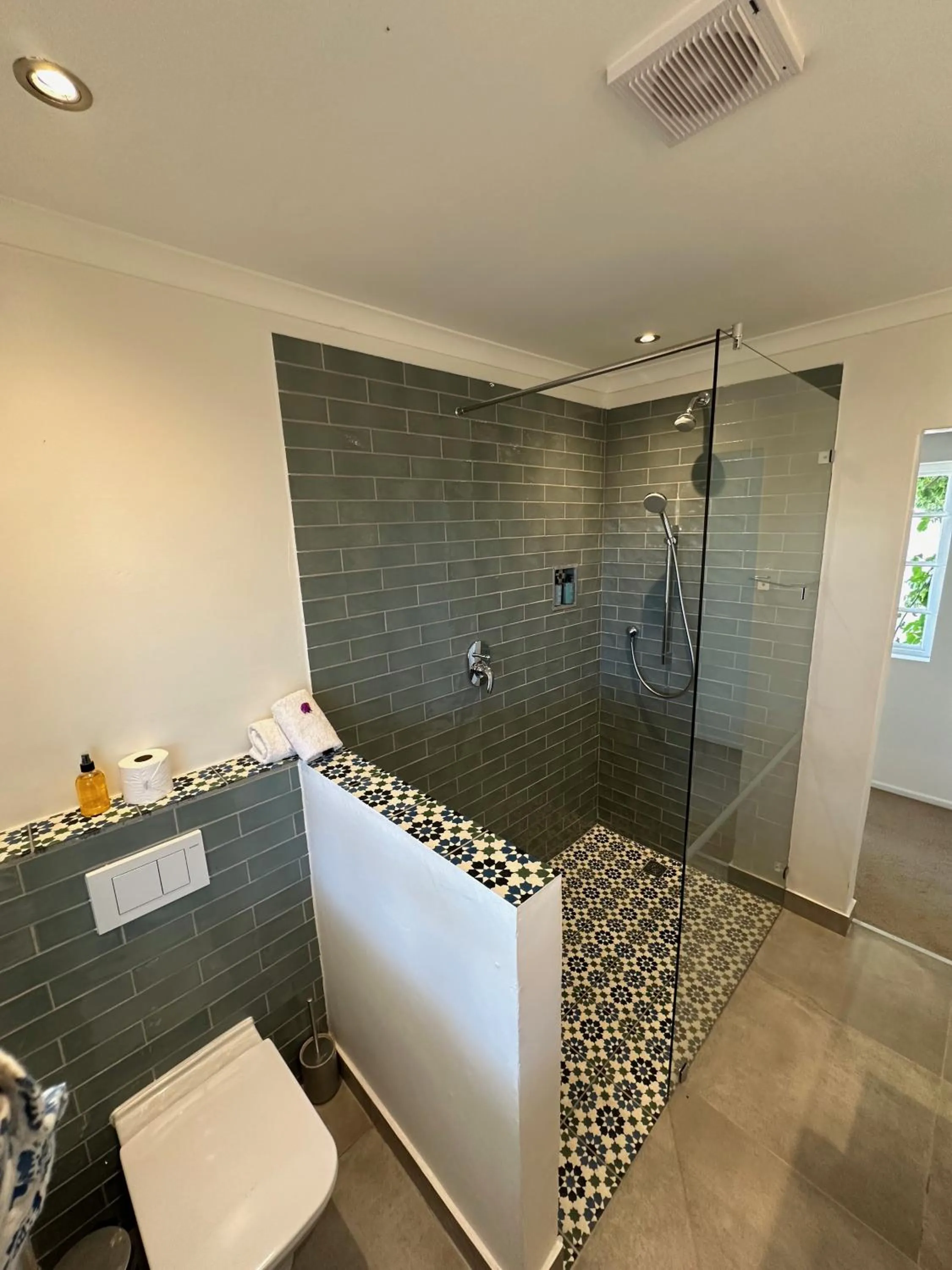 Shower in Wedgeview Country House & Spa
