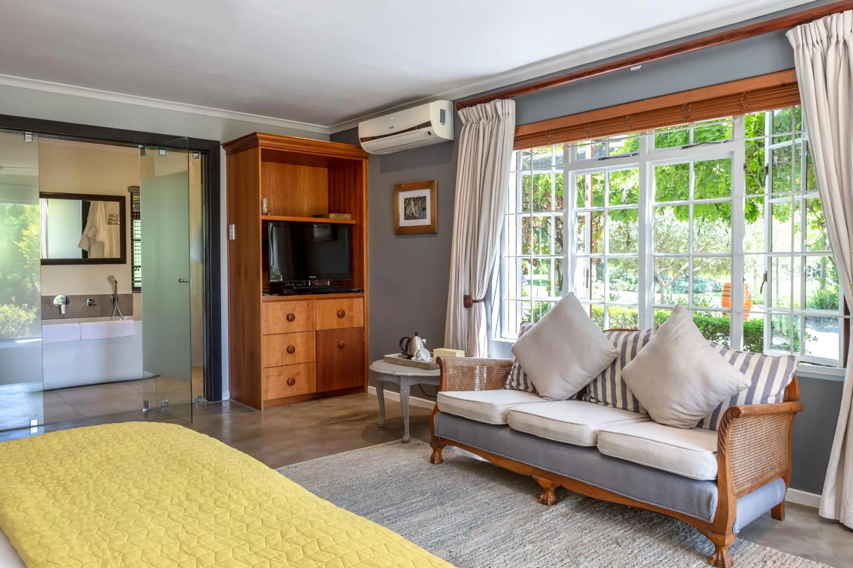 Bathroom, Bed in Wedgeview Country House & Spa