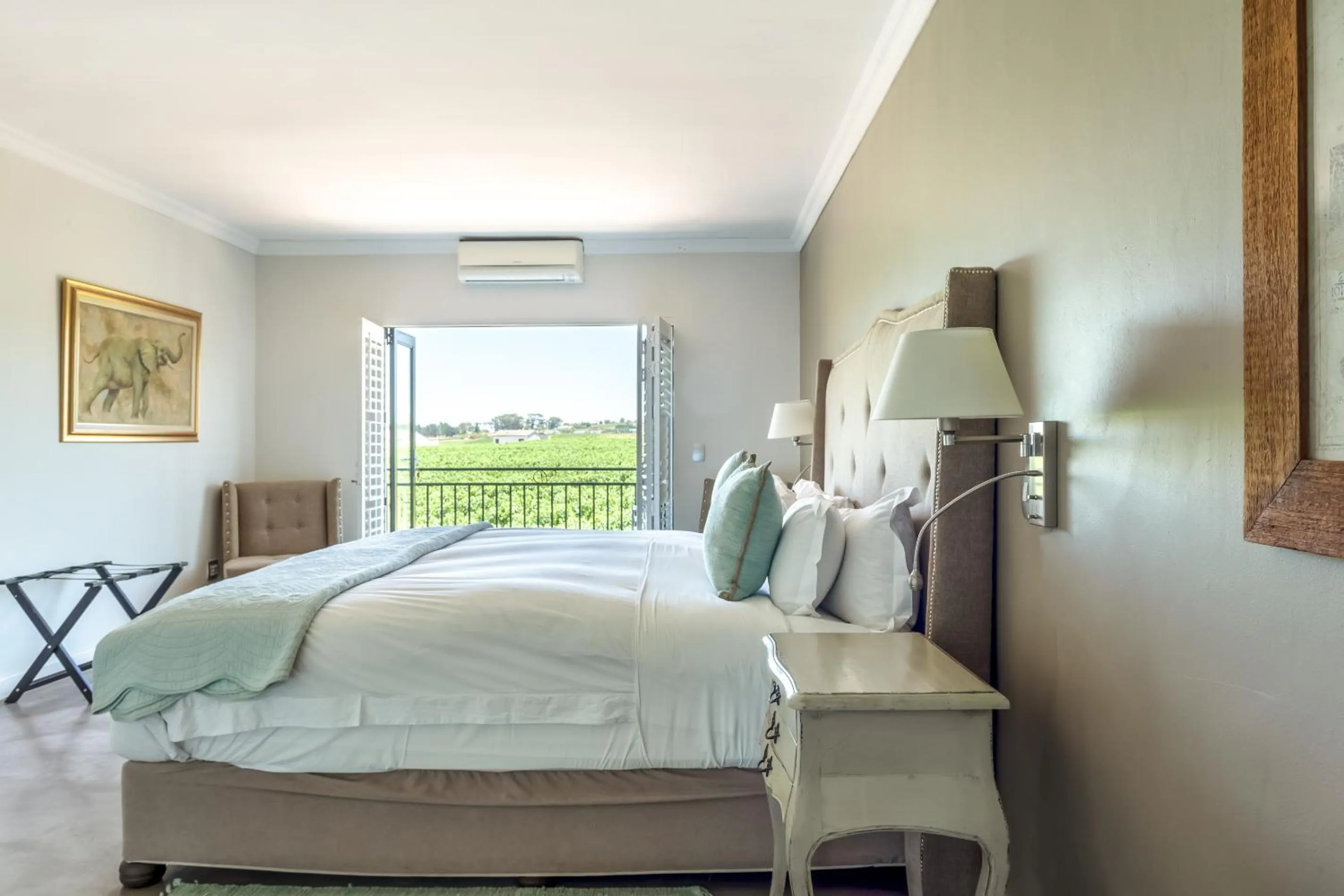 Bed in Wedgeview Country House & Spa