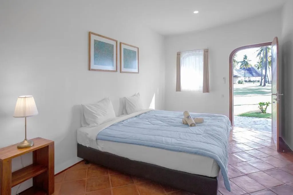 Bed in Whales and Waves