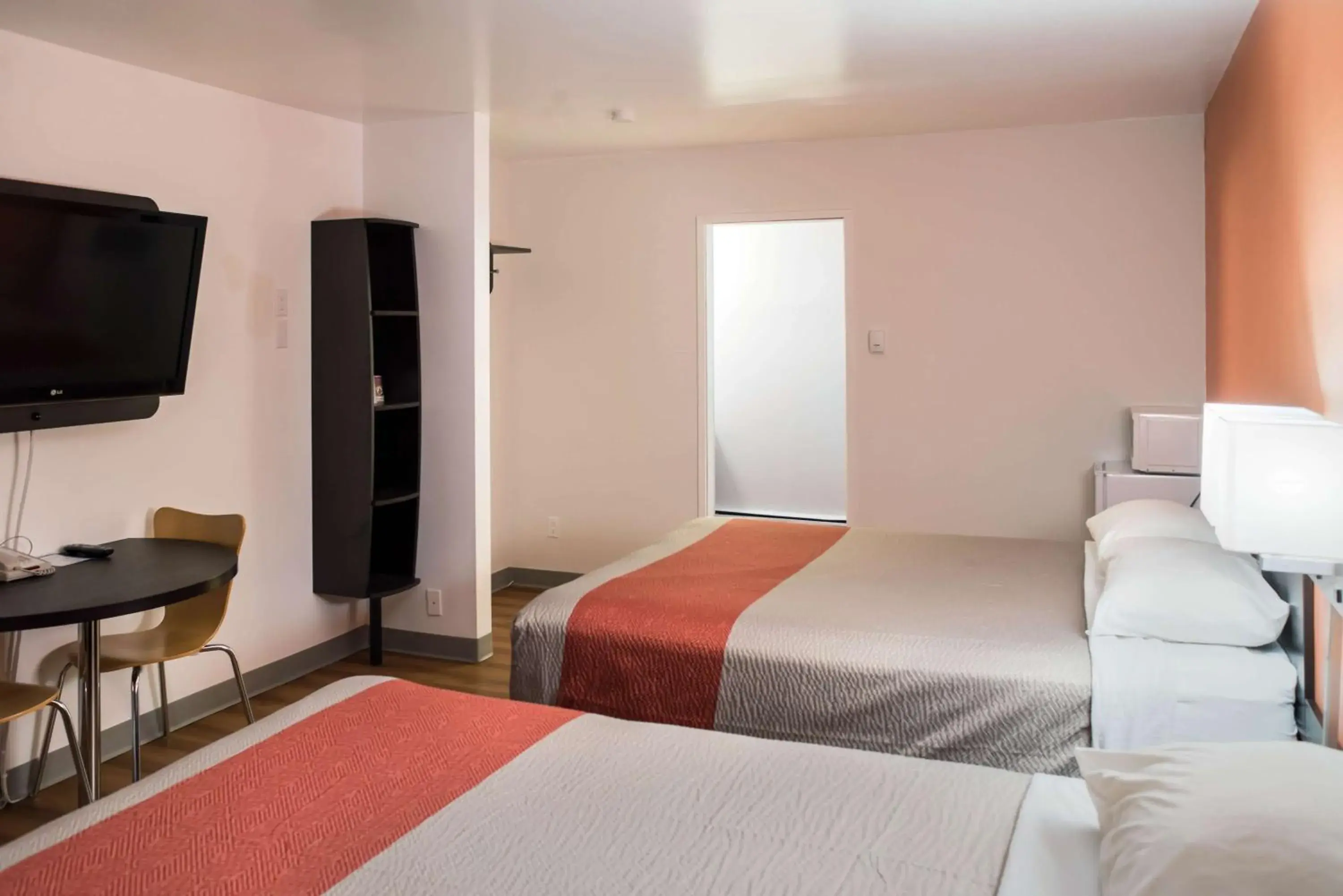 Deluxe Queen Suite - Non-Smoking in Motel 6-Fort St. John, BC Deluxe Queen Suite - Non-Smoking in Motel 6-Fort St. John, BC