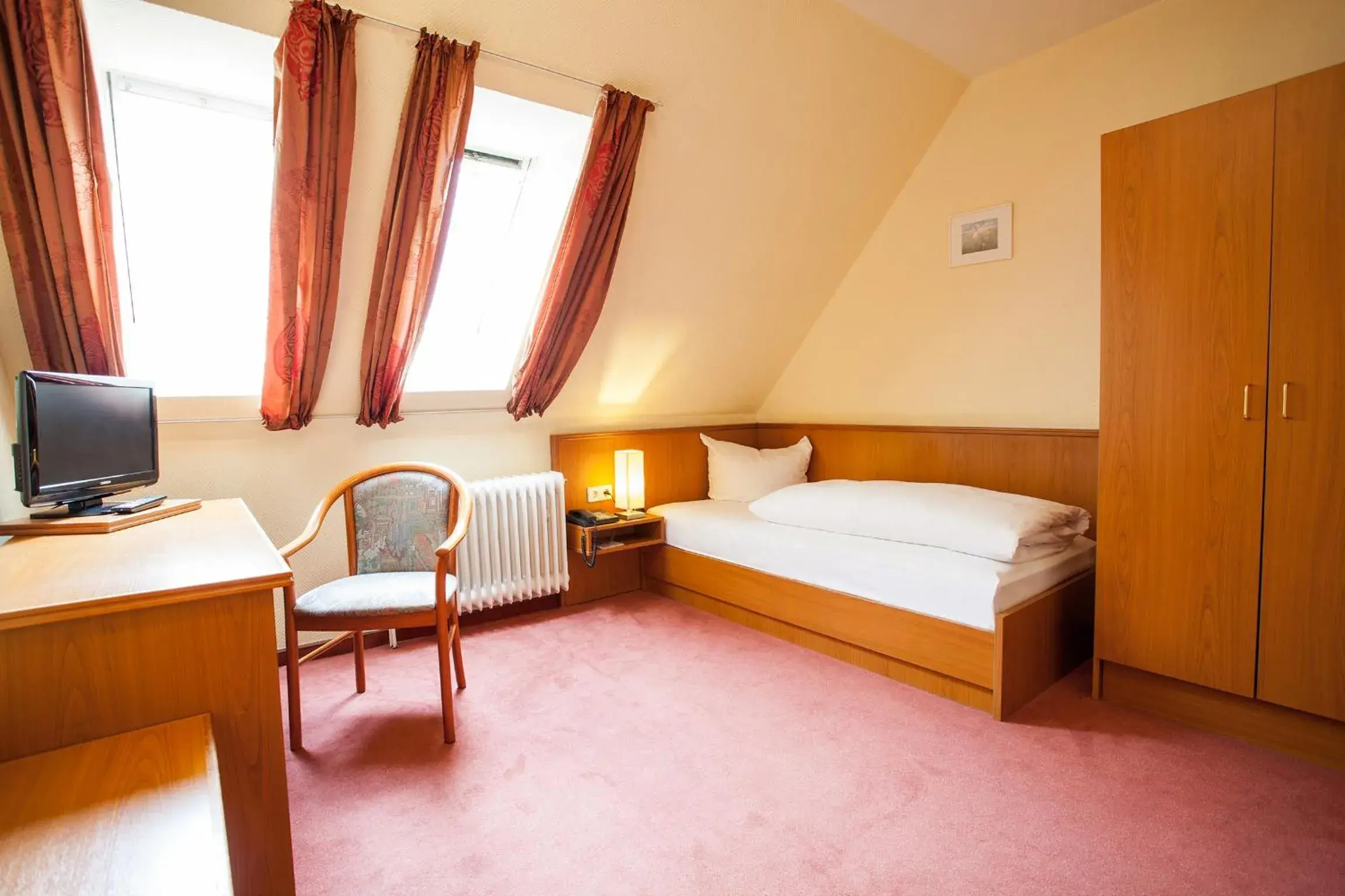 Economy Single Room with Shared Bathroom and Toilet in Hotel Alter Wolf Economy Single Room with Shared Bathroom and Toilet in Hotel Alter Wolf