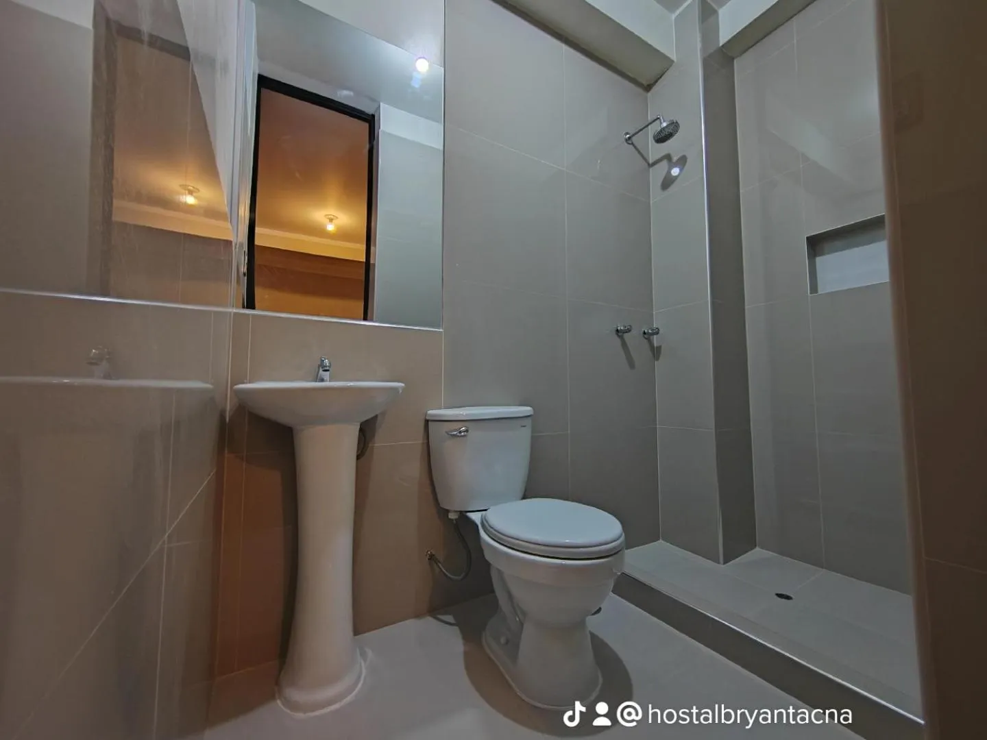 Shower in Hostal Bryan