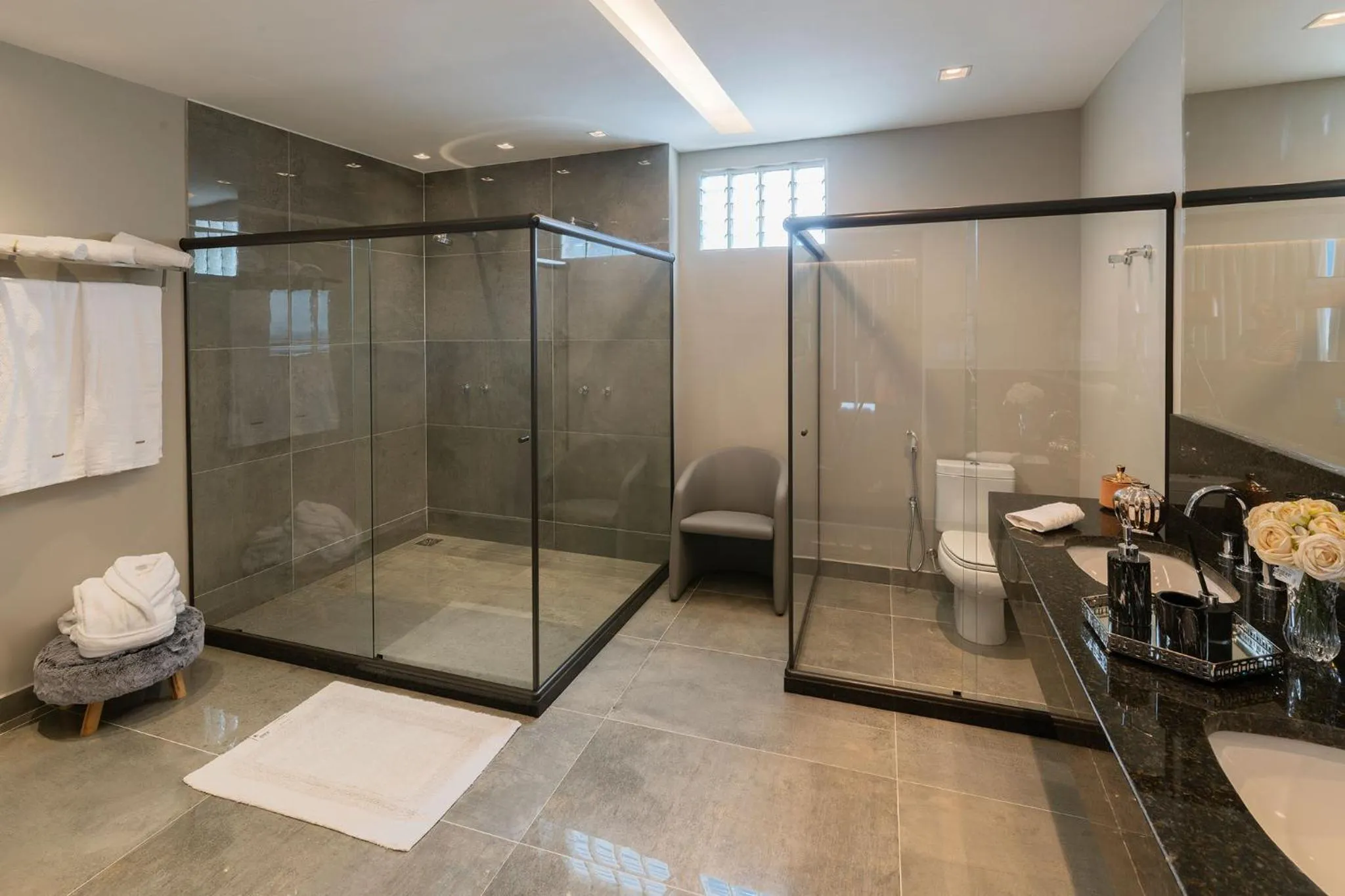 Bathroom in Tryp by Wyndham Varginha Cafe Royal