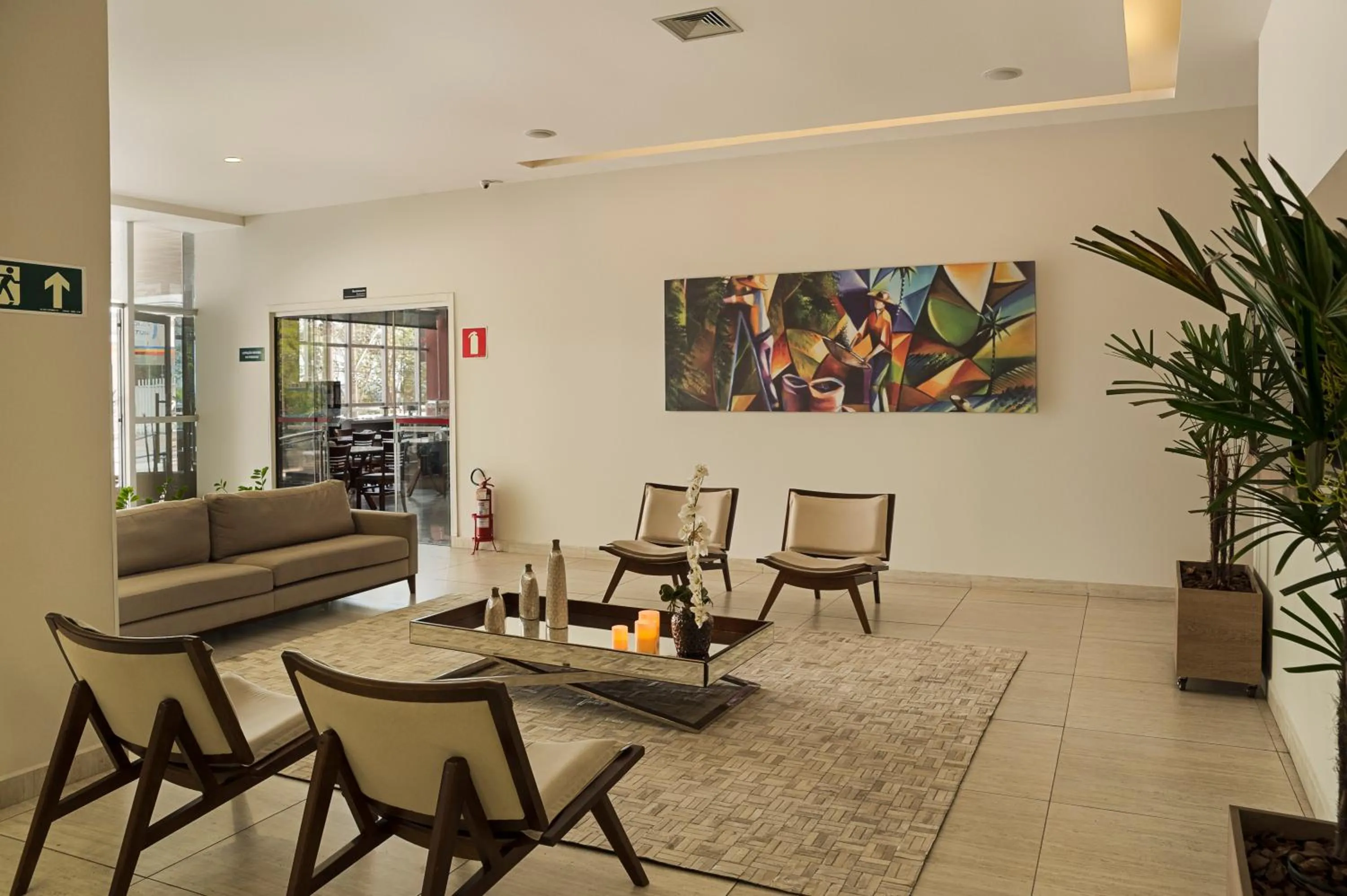 Lounge or bar in Tryp by Wyndham Varginha Cafe Royal