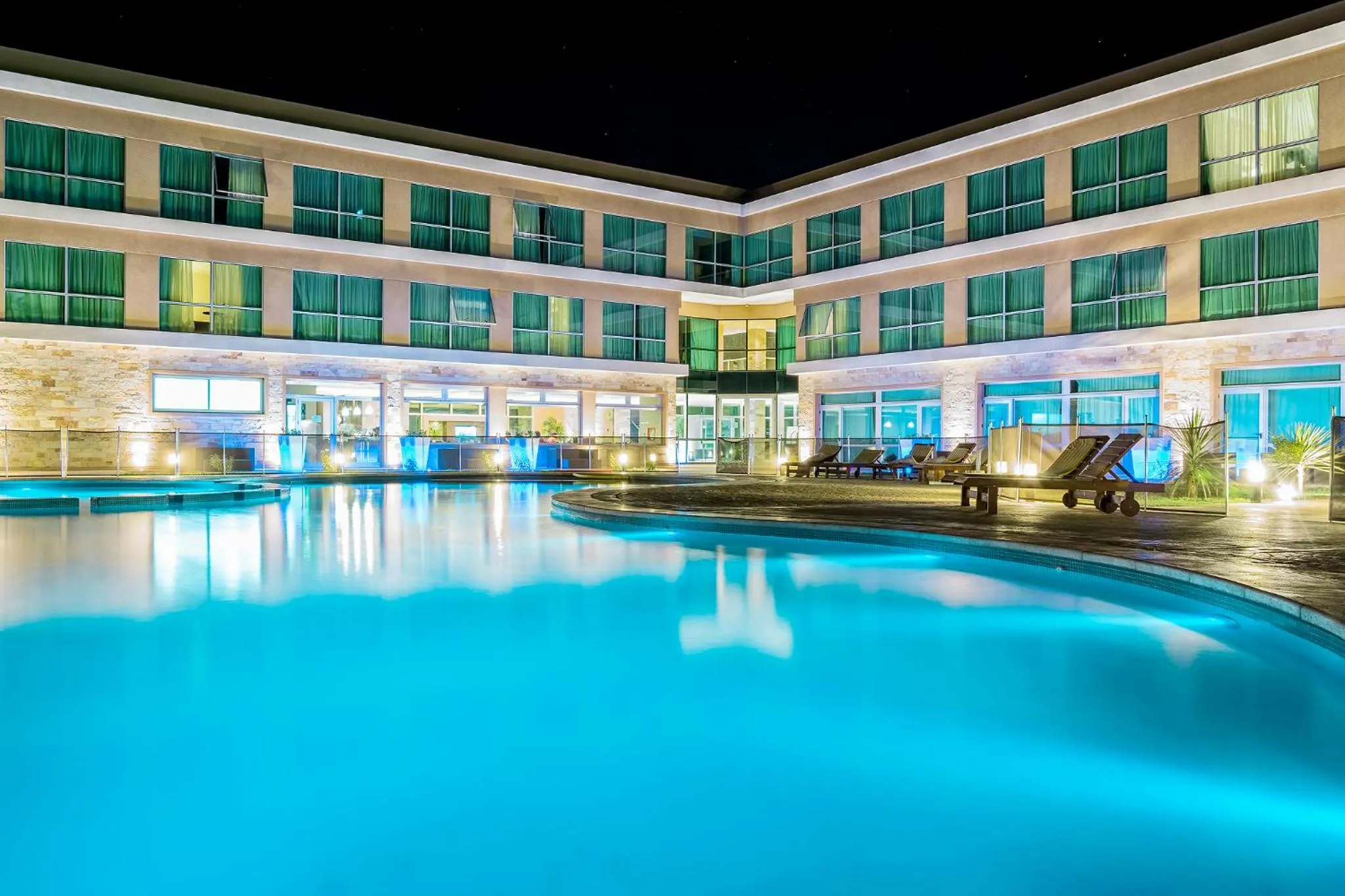 Swimming pool in Howard Johnson Neuquen