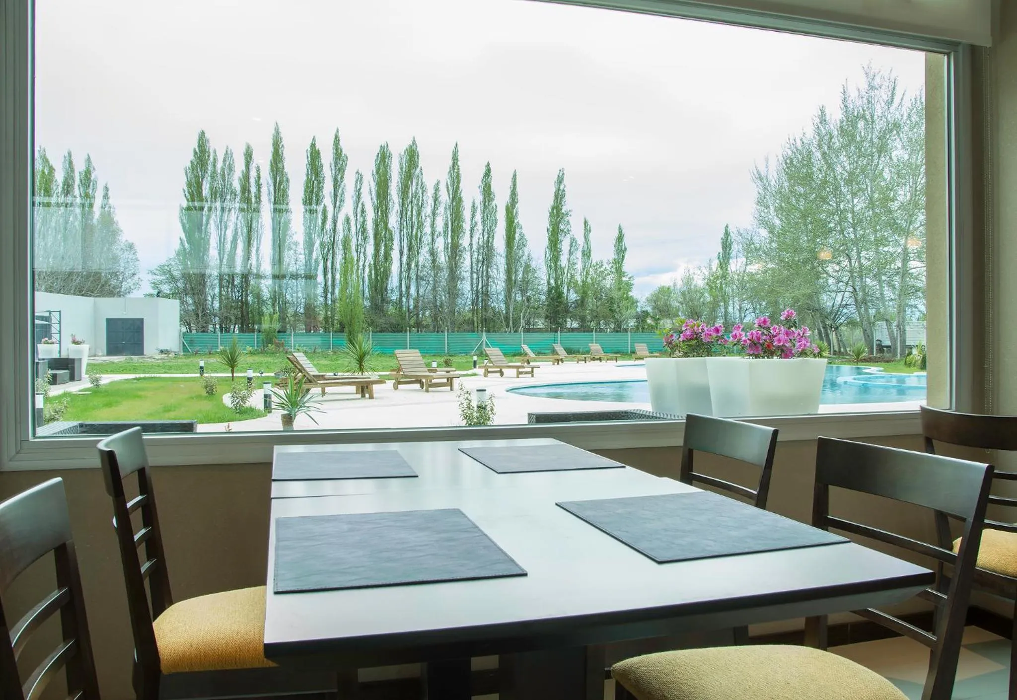 Restaurant/places to eat in Howard Johnson Neuquen