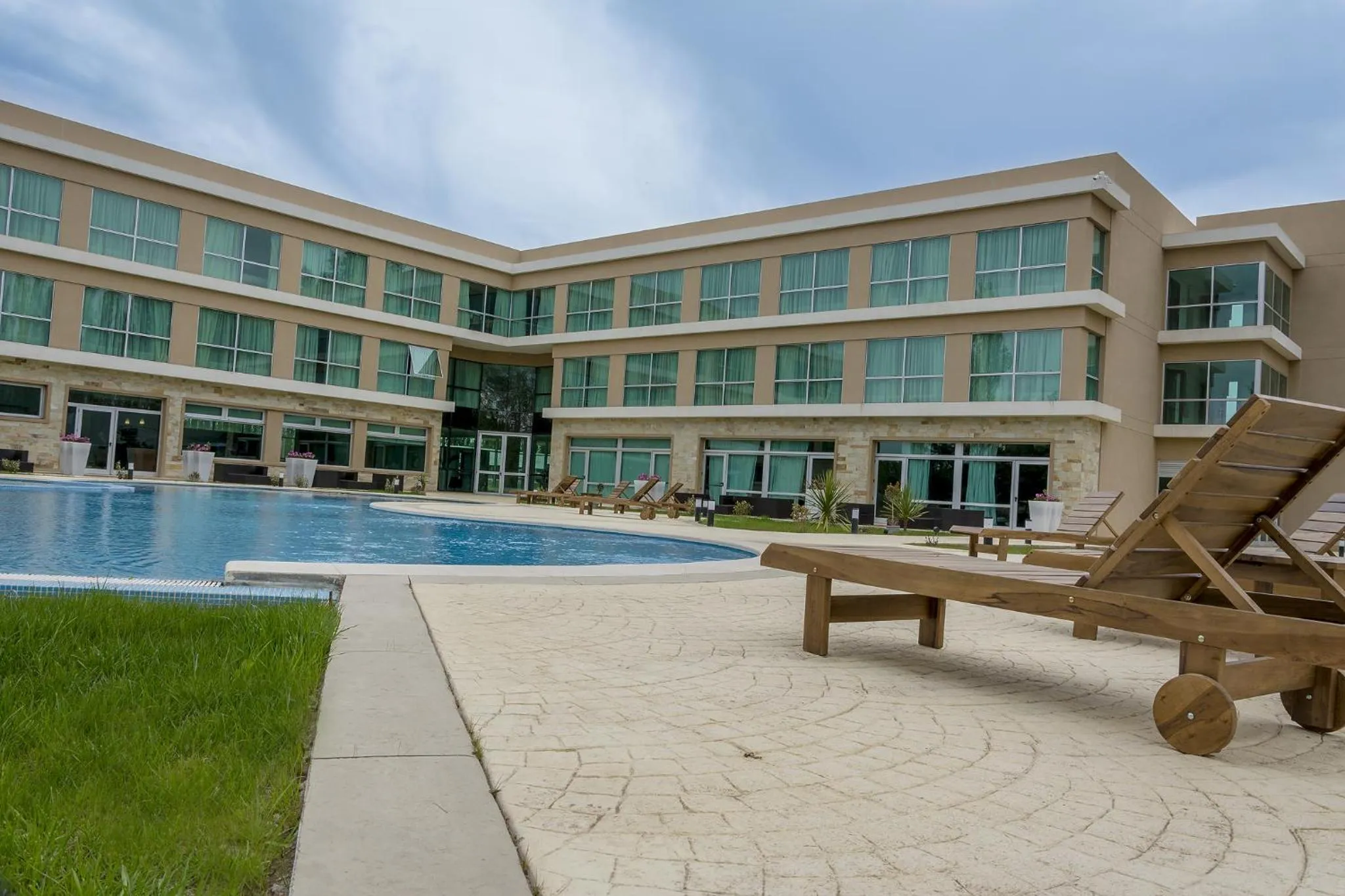 Property building in Howard Johnson Neuquen