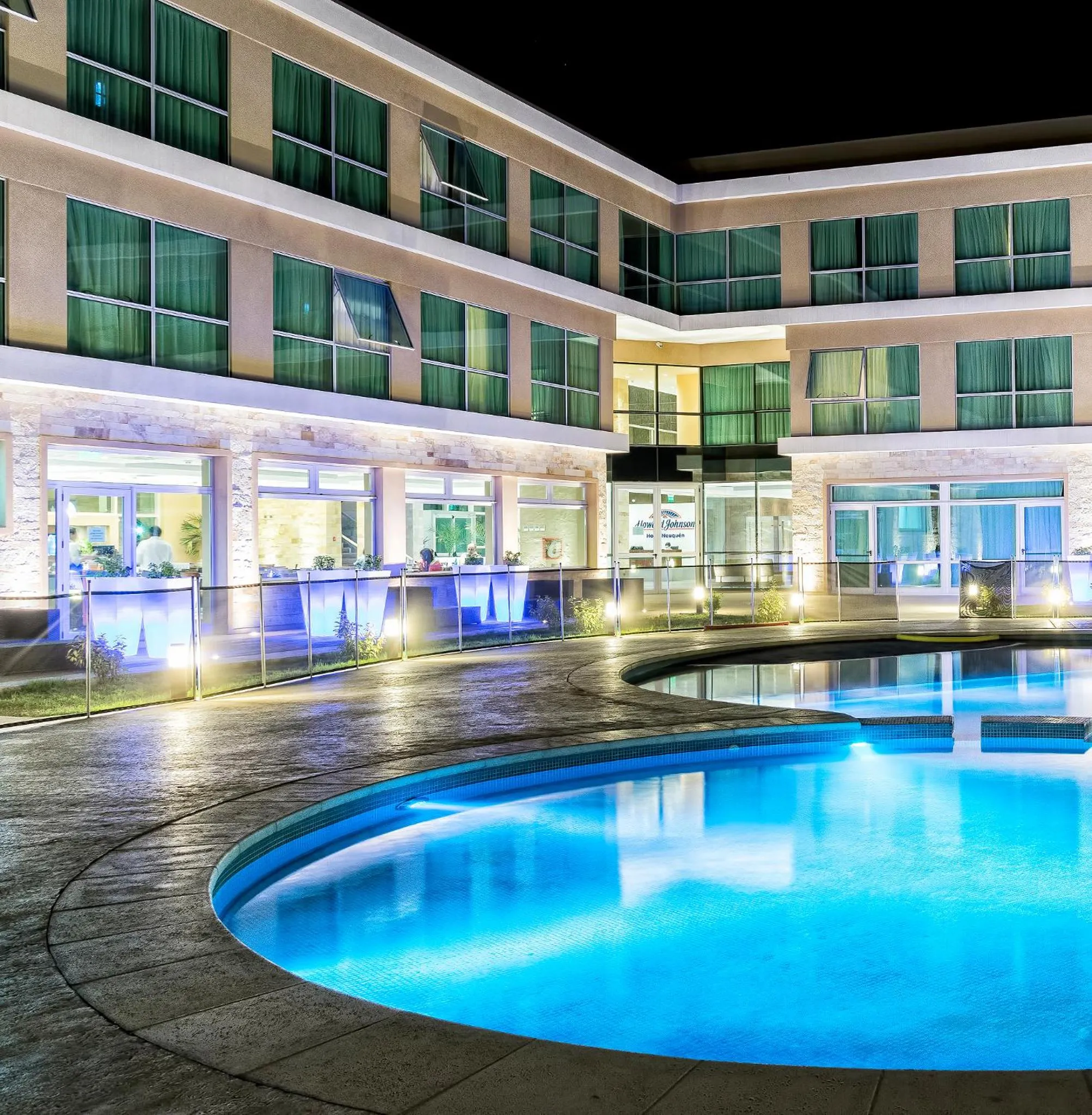 Swimming pool in Howard Johnson Neuquen