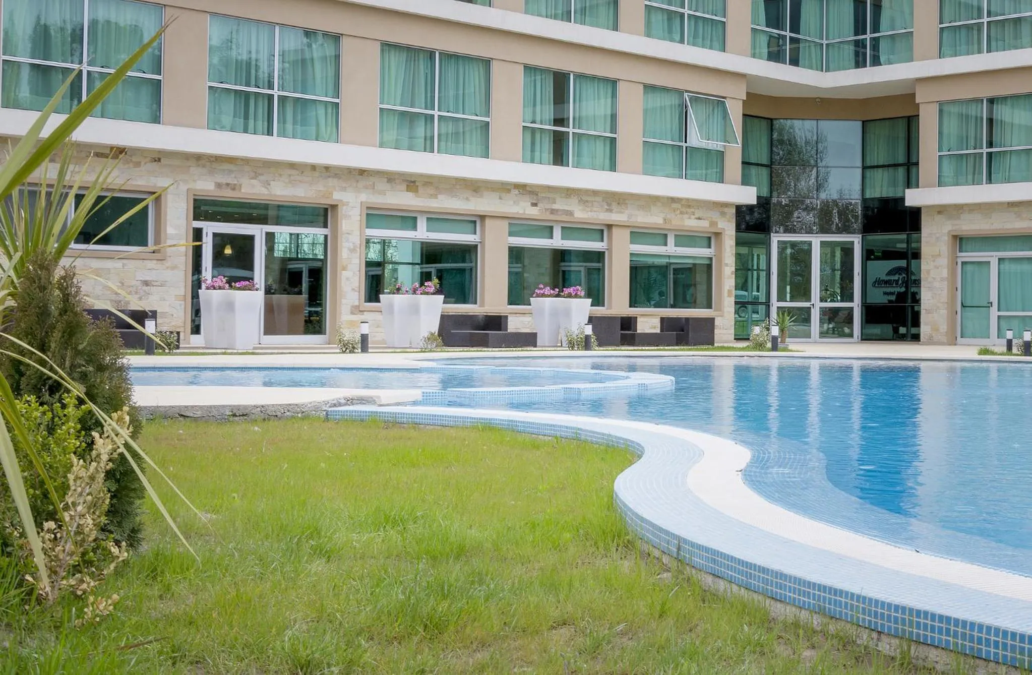 Day in Howard Johnson Neuquen