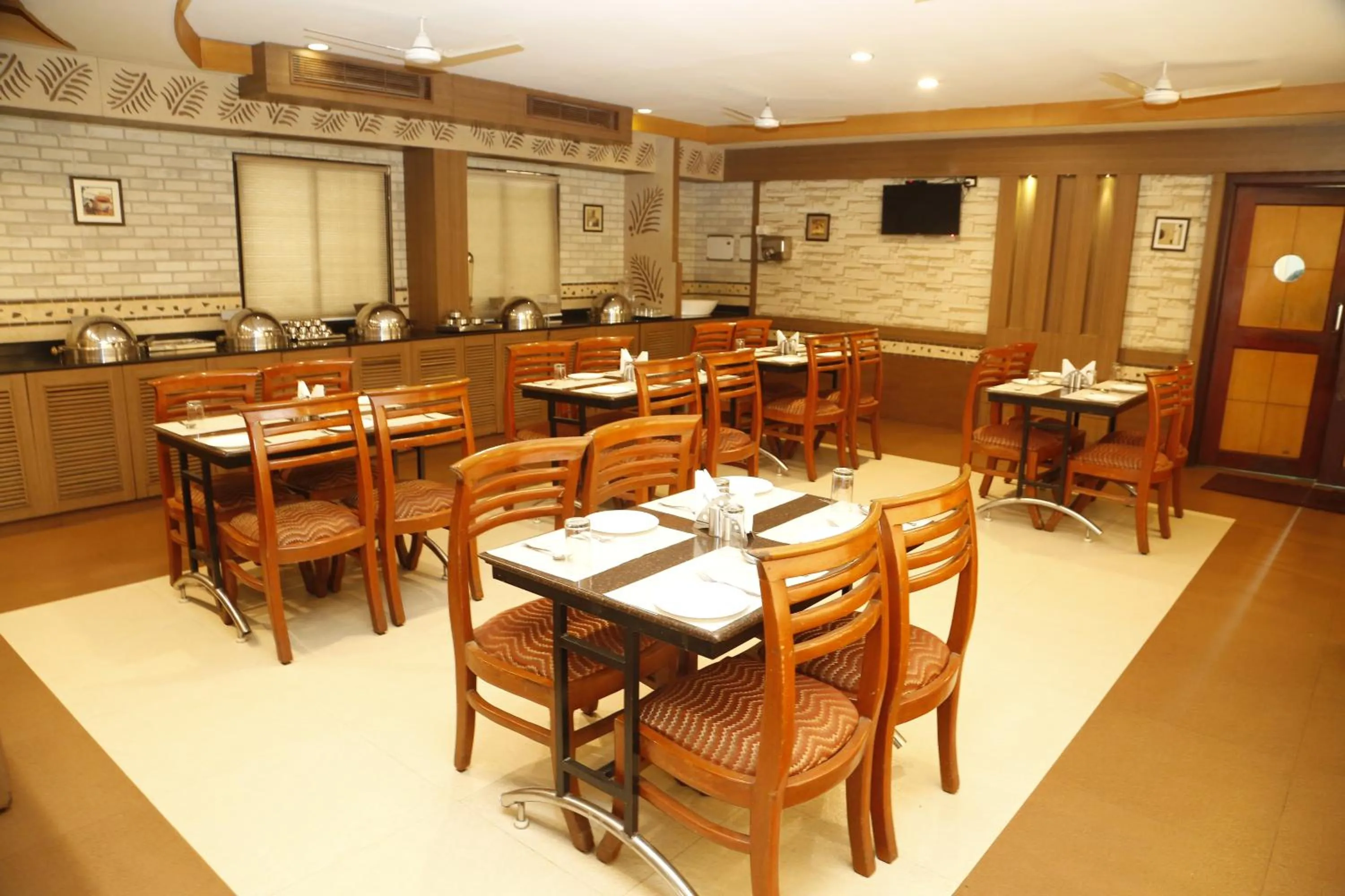 Restaurant/places to eat in HOTEL GRAND PLAZzA