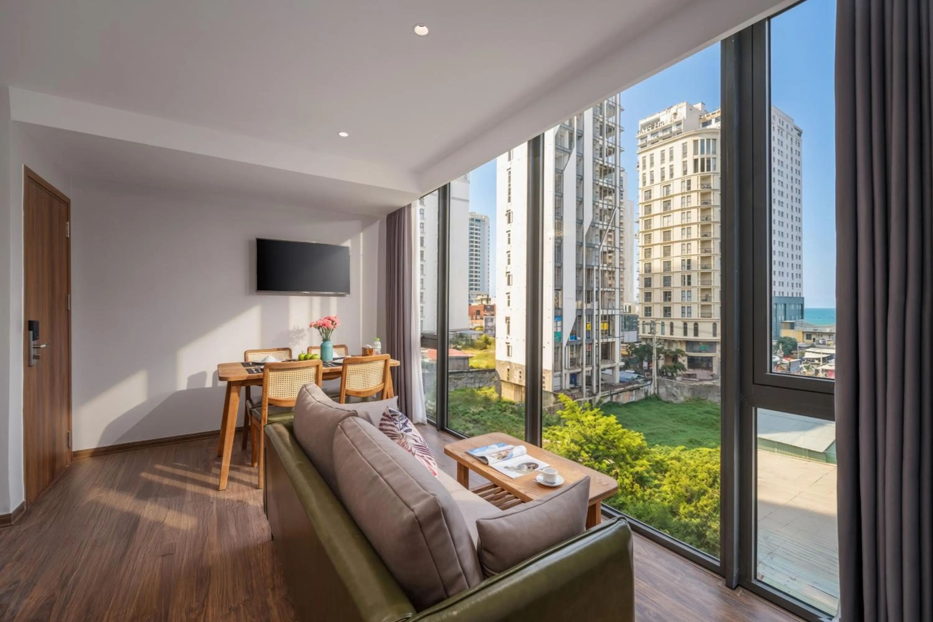 Communal lounge/ TV room in Taian Hotel & Apartment