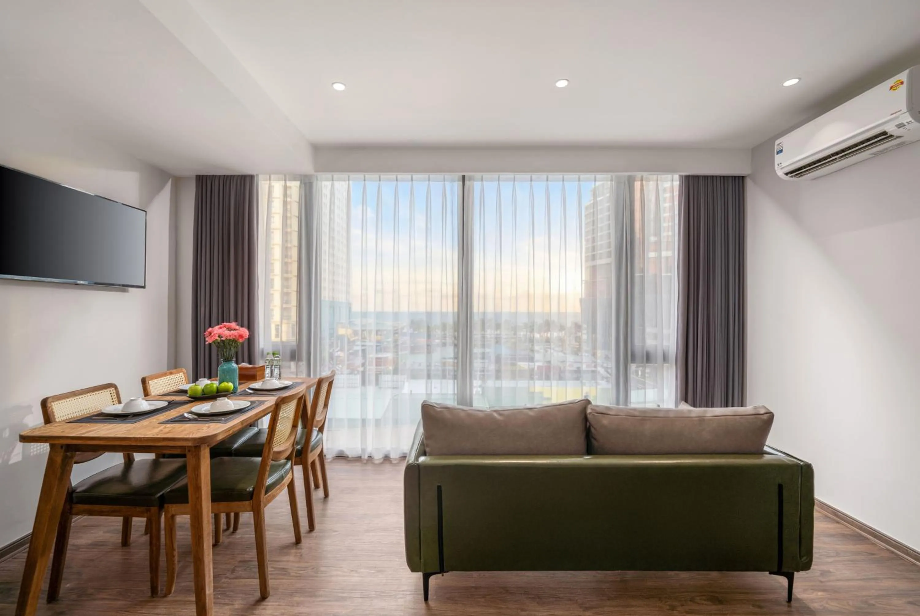 Communal lounge/ TV room in Taian Hotel & Apartment