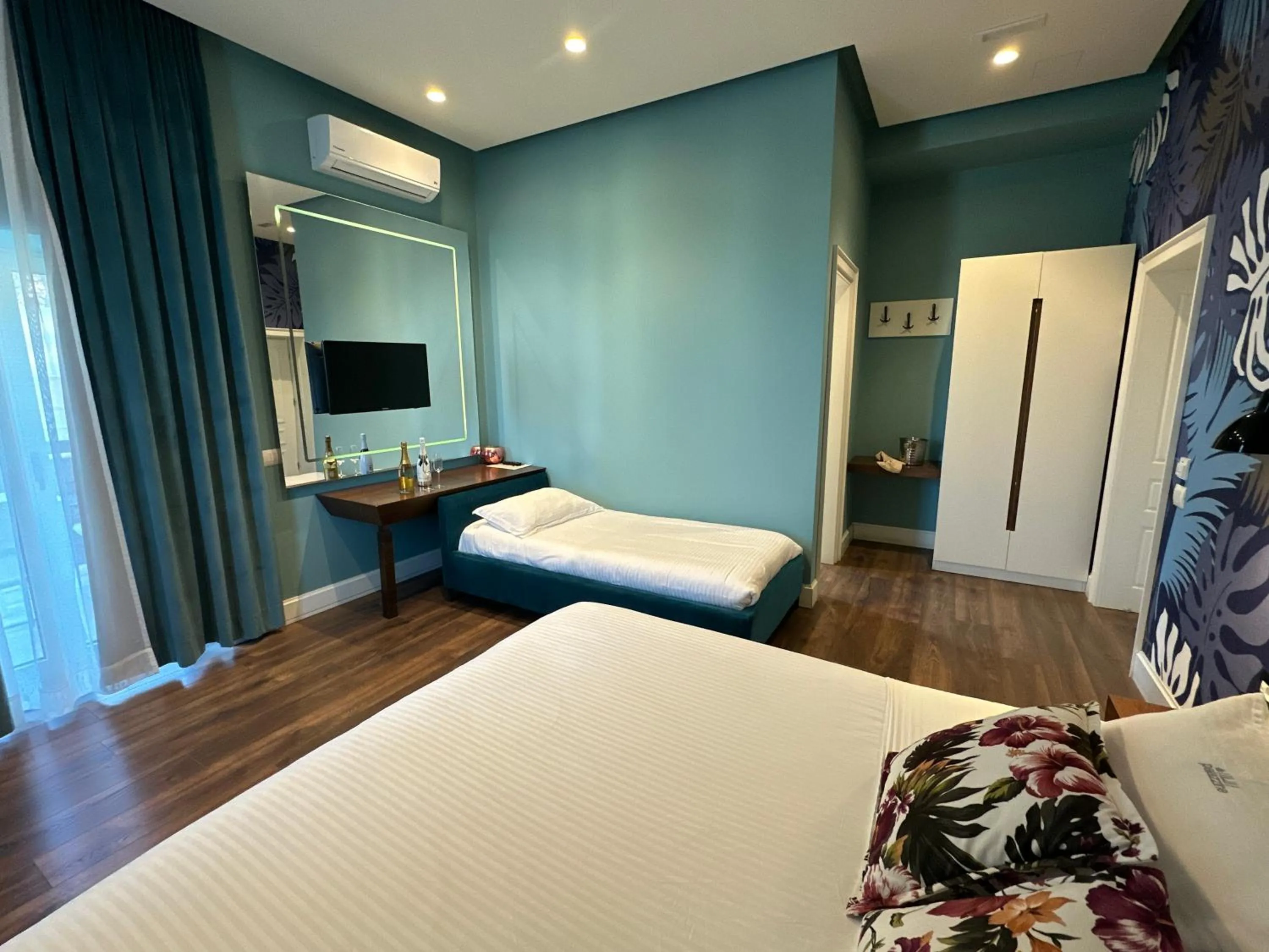 Communal lounge/ TV room, Bed in Le Palazzine Hotel