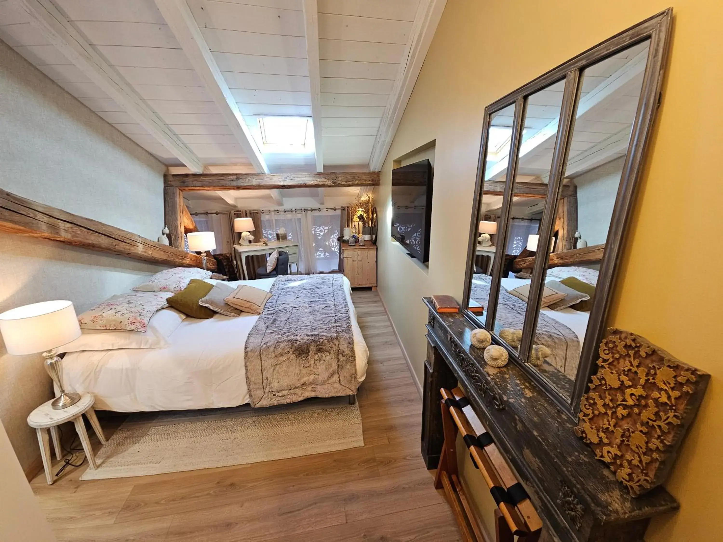 Superior Double Room Coté Vignes in La Grange du couvent B&B Superior Double Room Coté Vignes in La Grange du couvent B&B