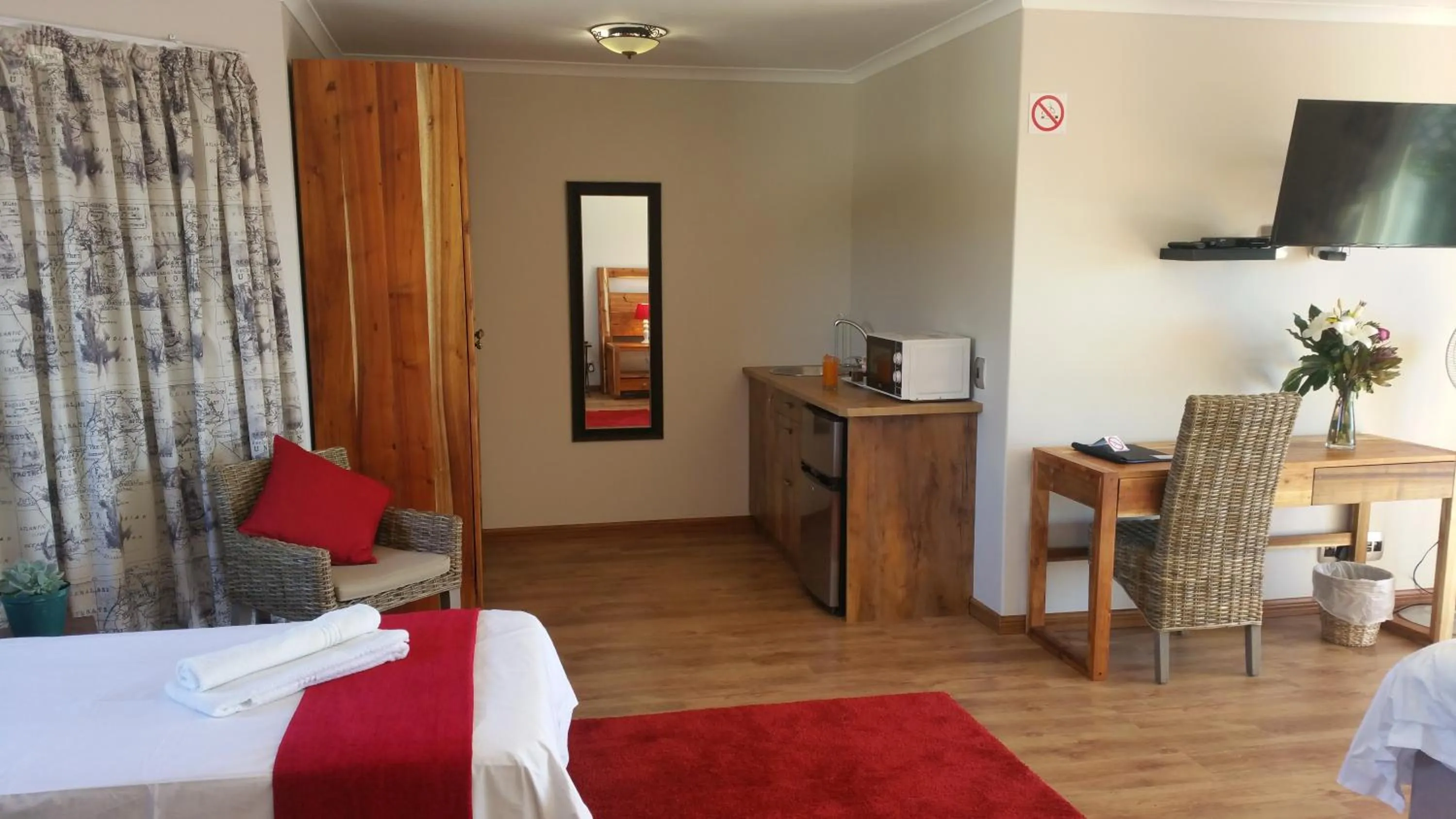 Kitchen or kitchenette, Bed in Lala Panzi B&B