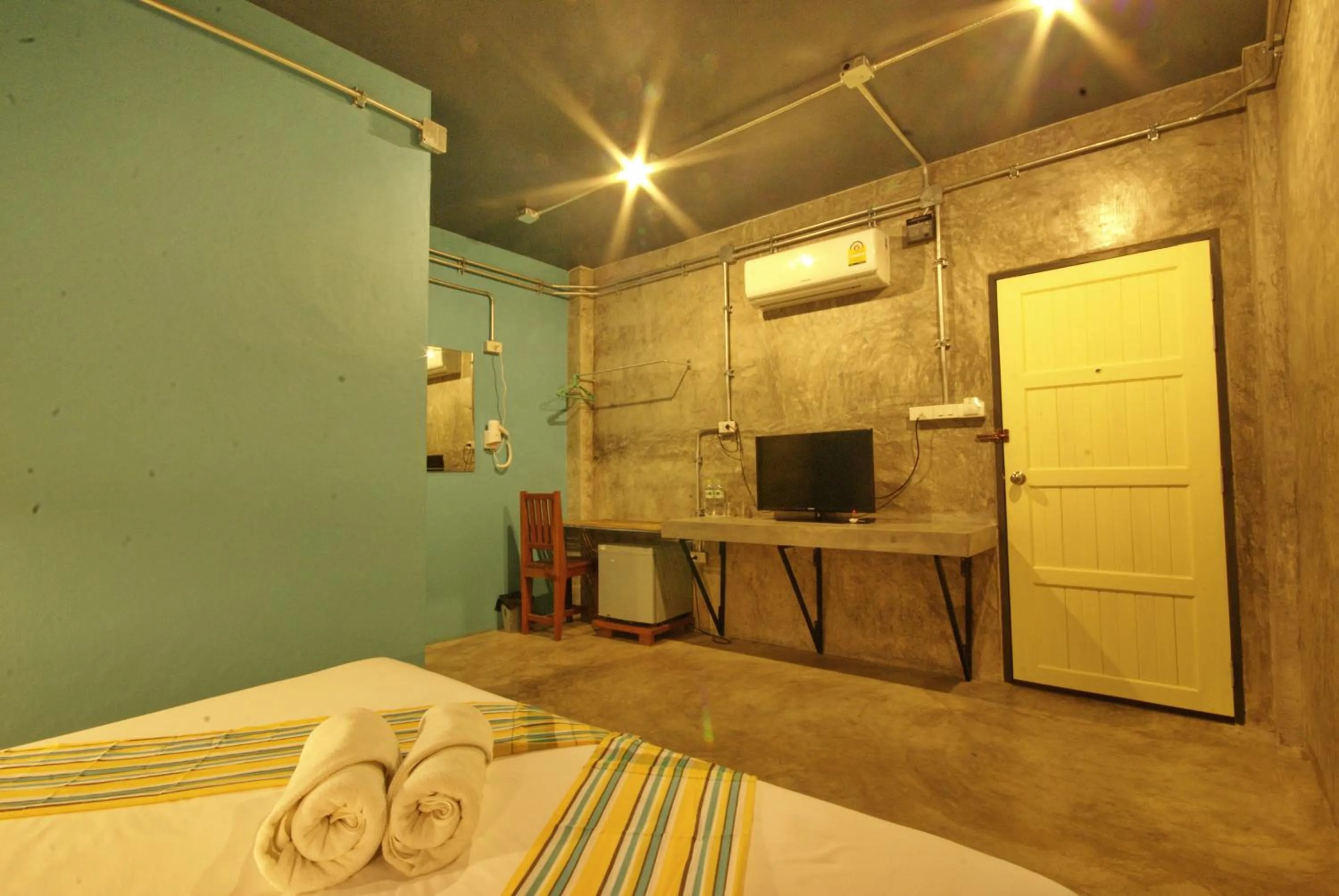 TV and multimedia, Bed in Seabox Khaolak Hostel