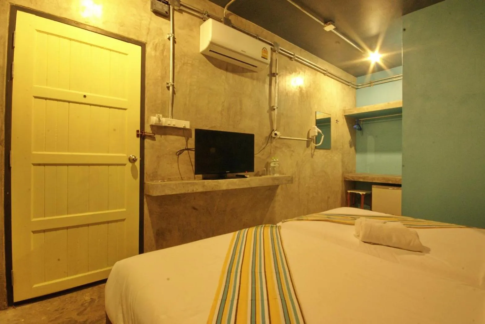 TV and multimedia, Bed in Seabox Khaolak Hostel