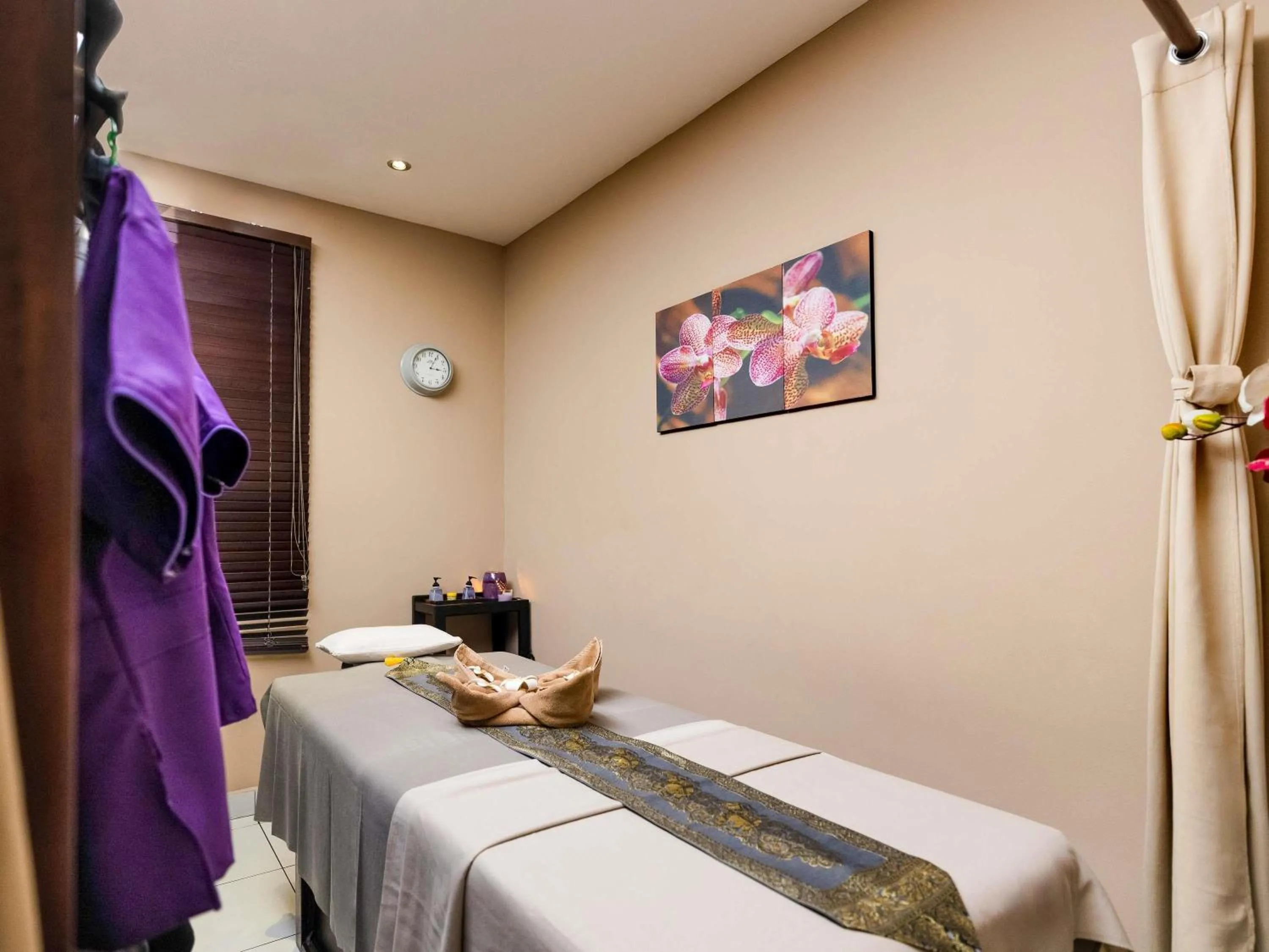 Spa and wellness centre/facilities, Bed in Ibis Styles Accra Airport