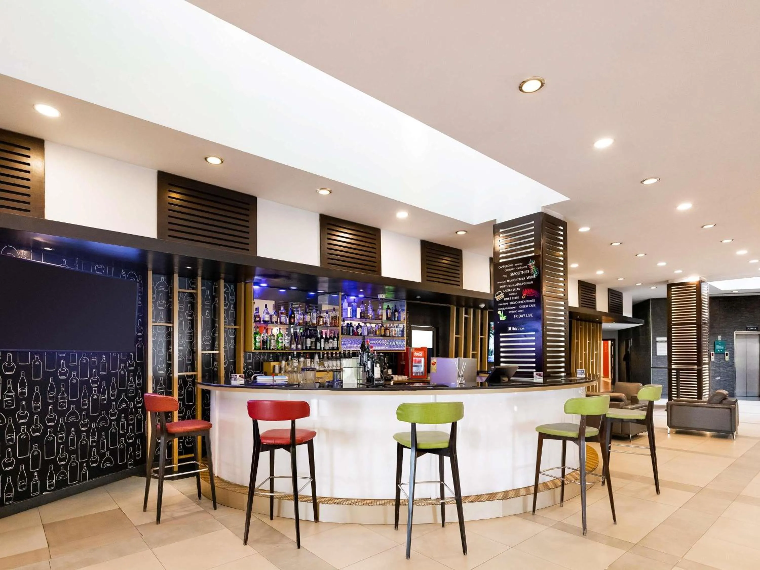 Lounge or bar in Ibis Styles Accra Airport