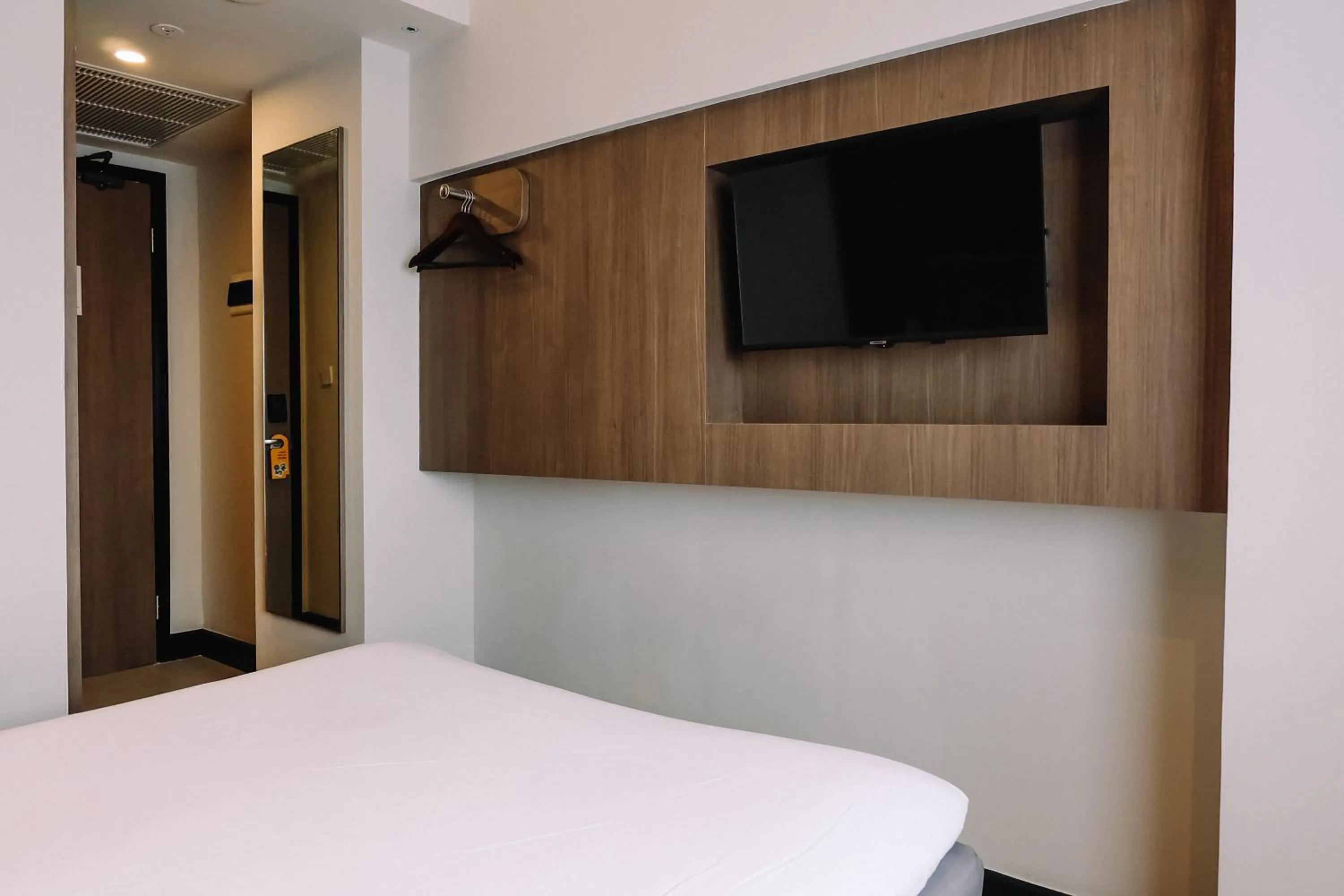 TV and multimedia, Bed in Deka Hotel Surabaya HR Muhammad
