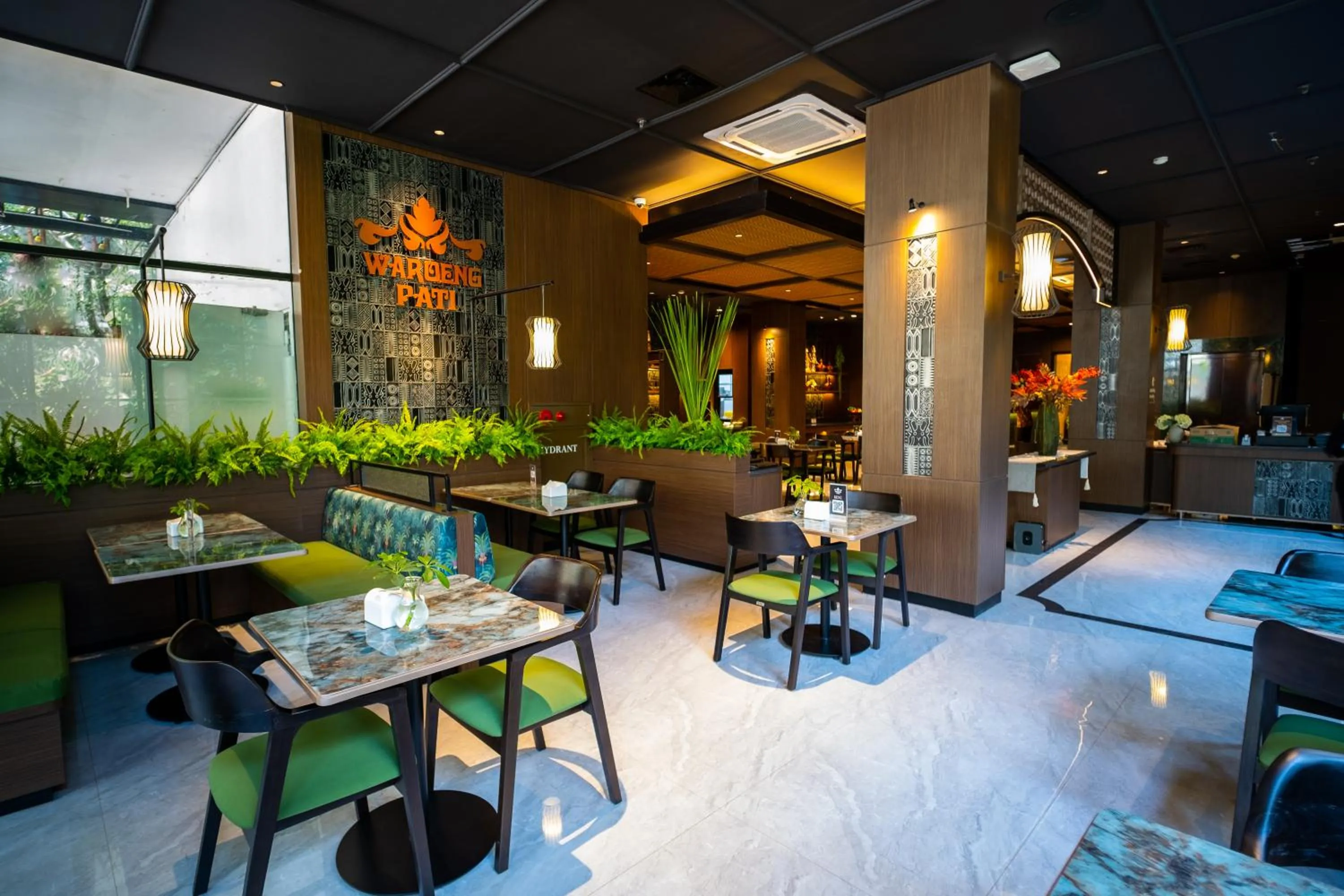 Restaurant/places to eat in Deka Hotel Surabaya HR Muhammad