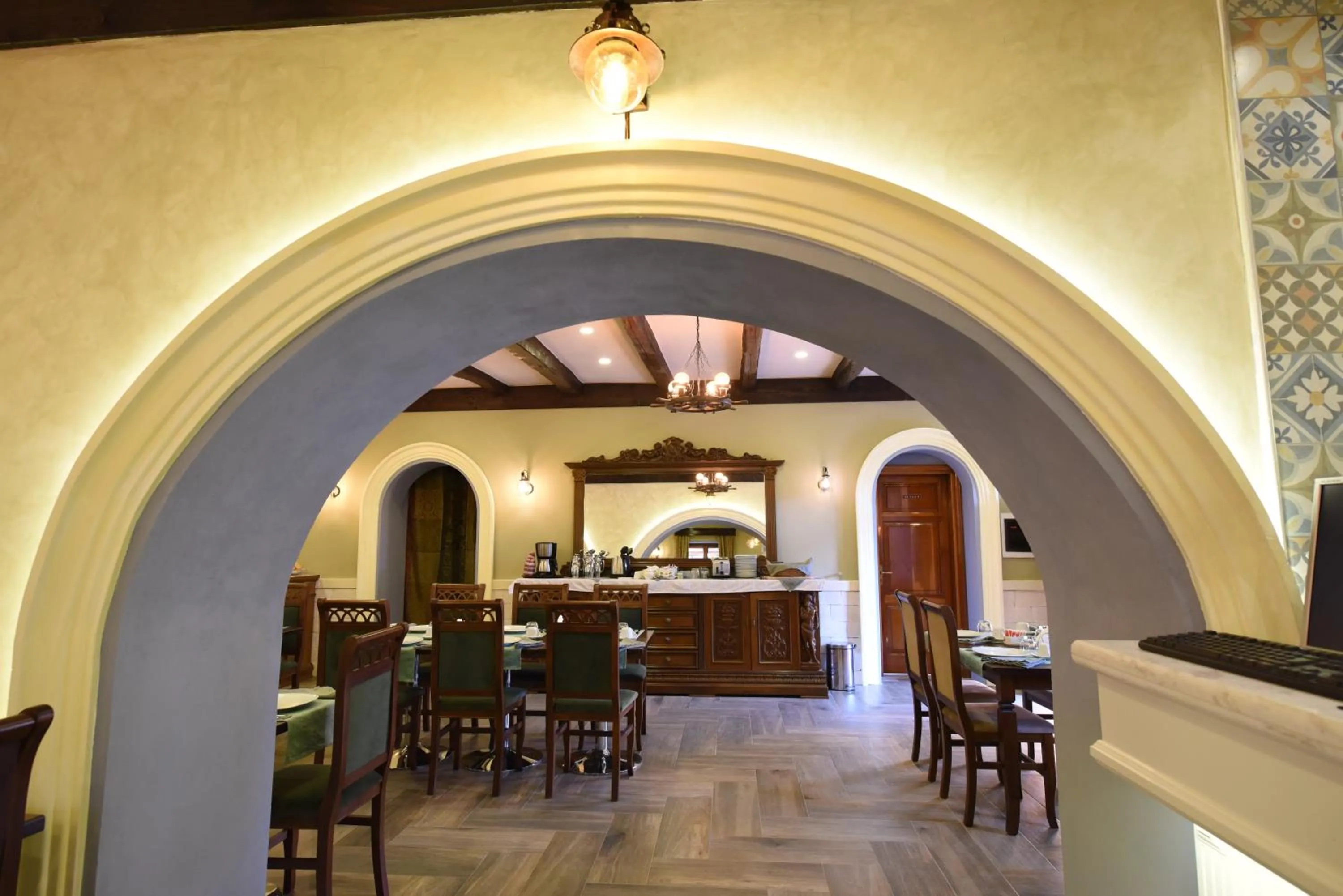 Restaurant/places to eat in Rose Garden Hotel