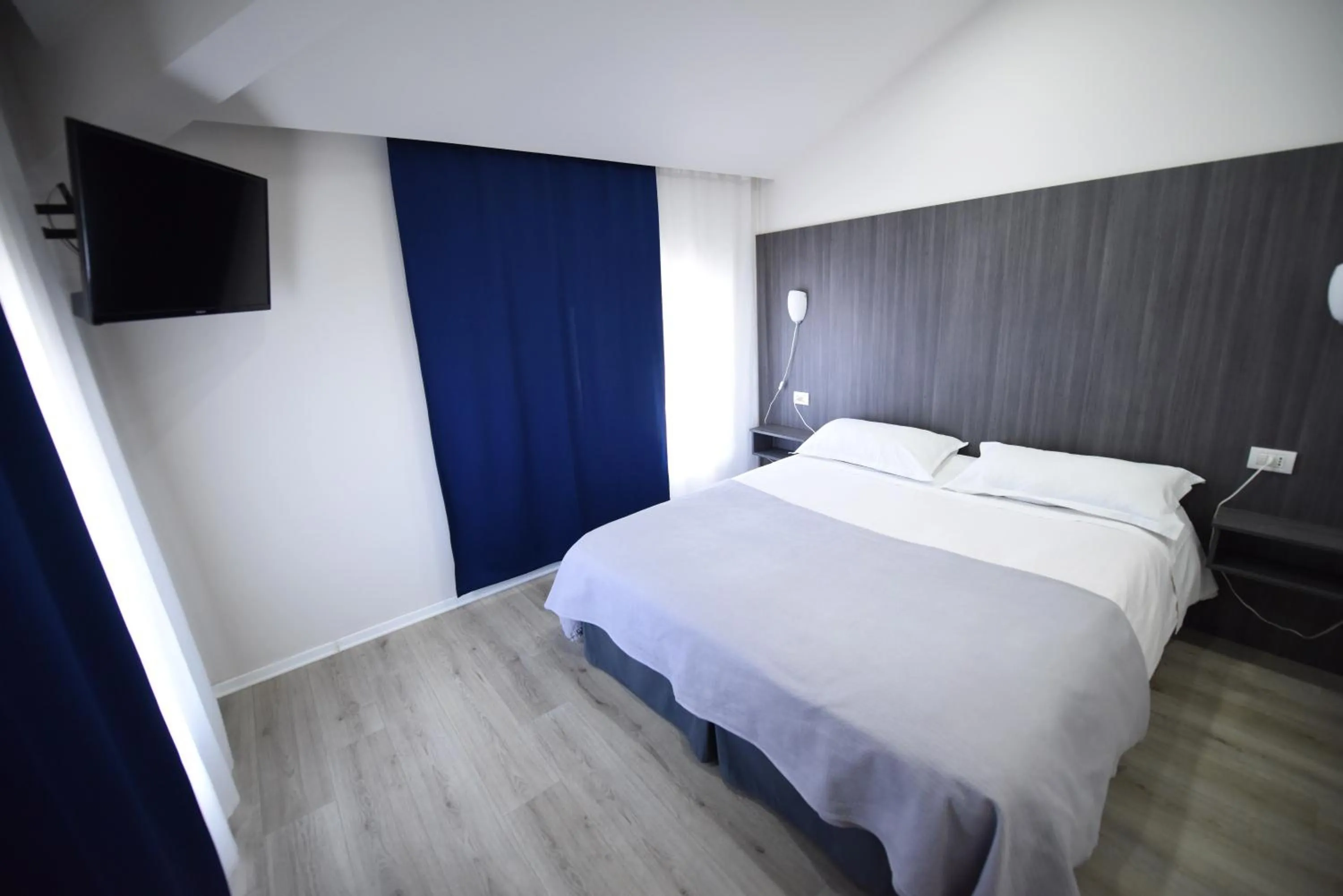 Bedroom, Bed in Rose Garden Hotel