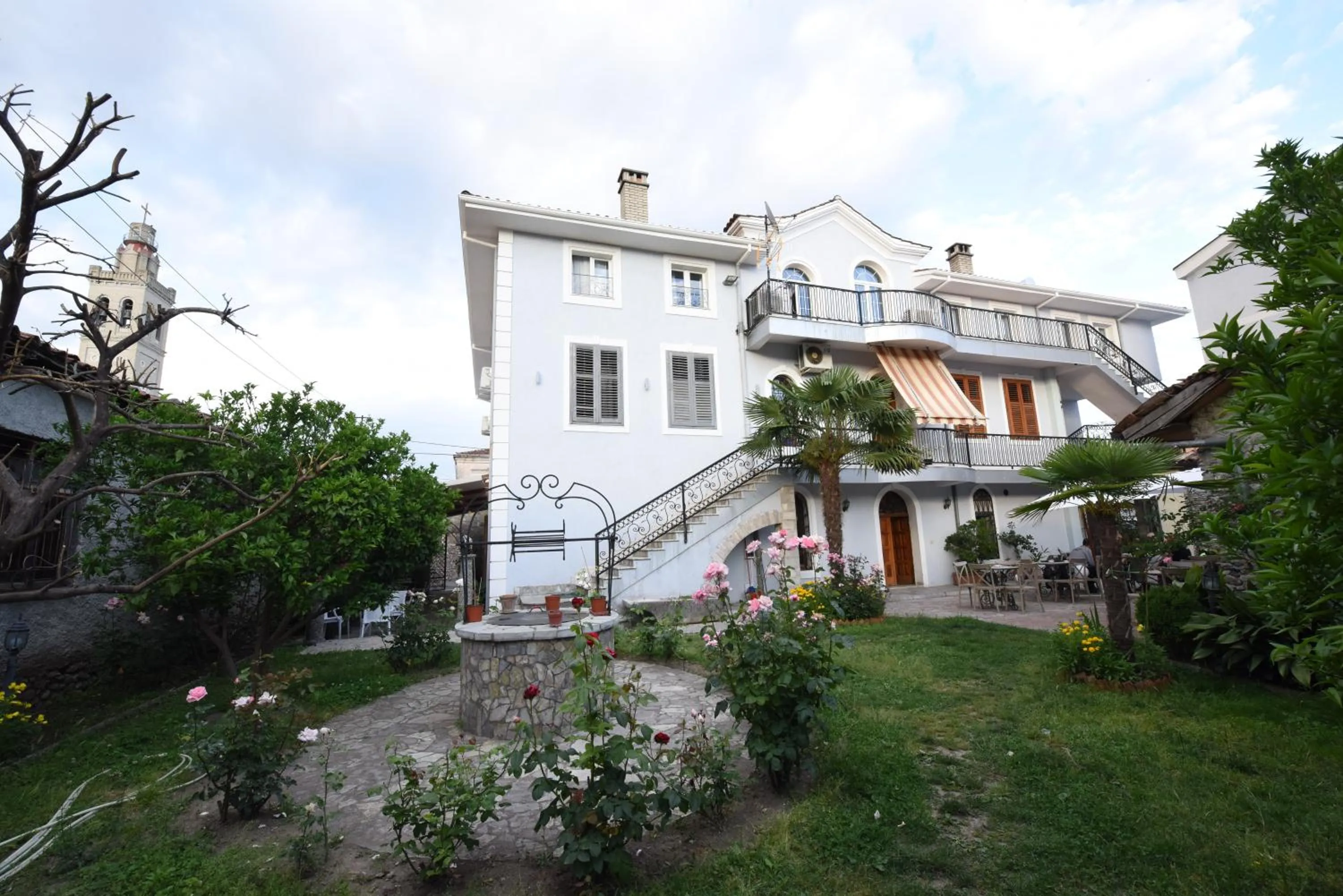 Garden in Rose Garden Hotel