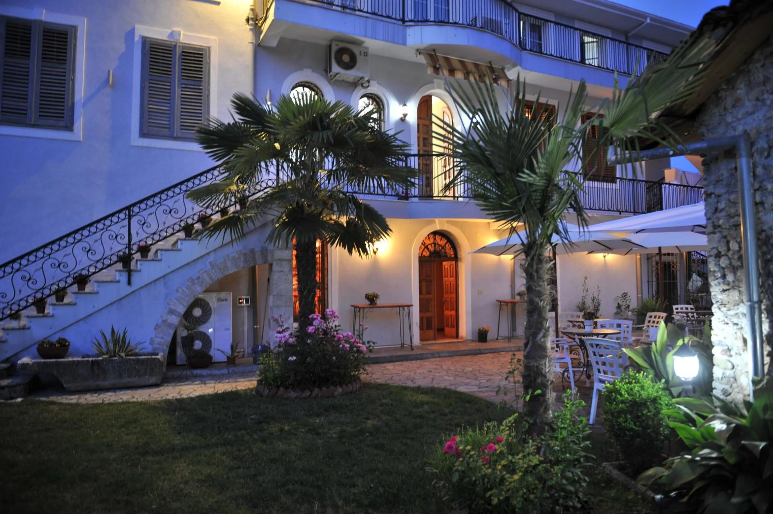 Property building in Rose Garden Hotel