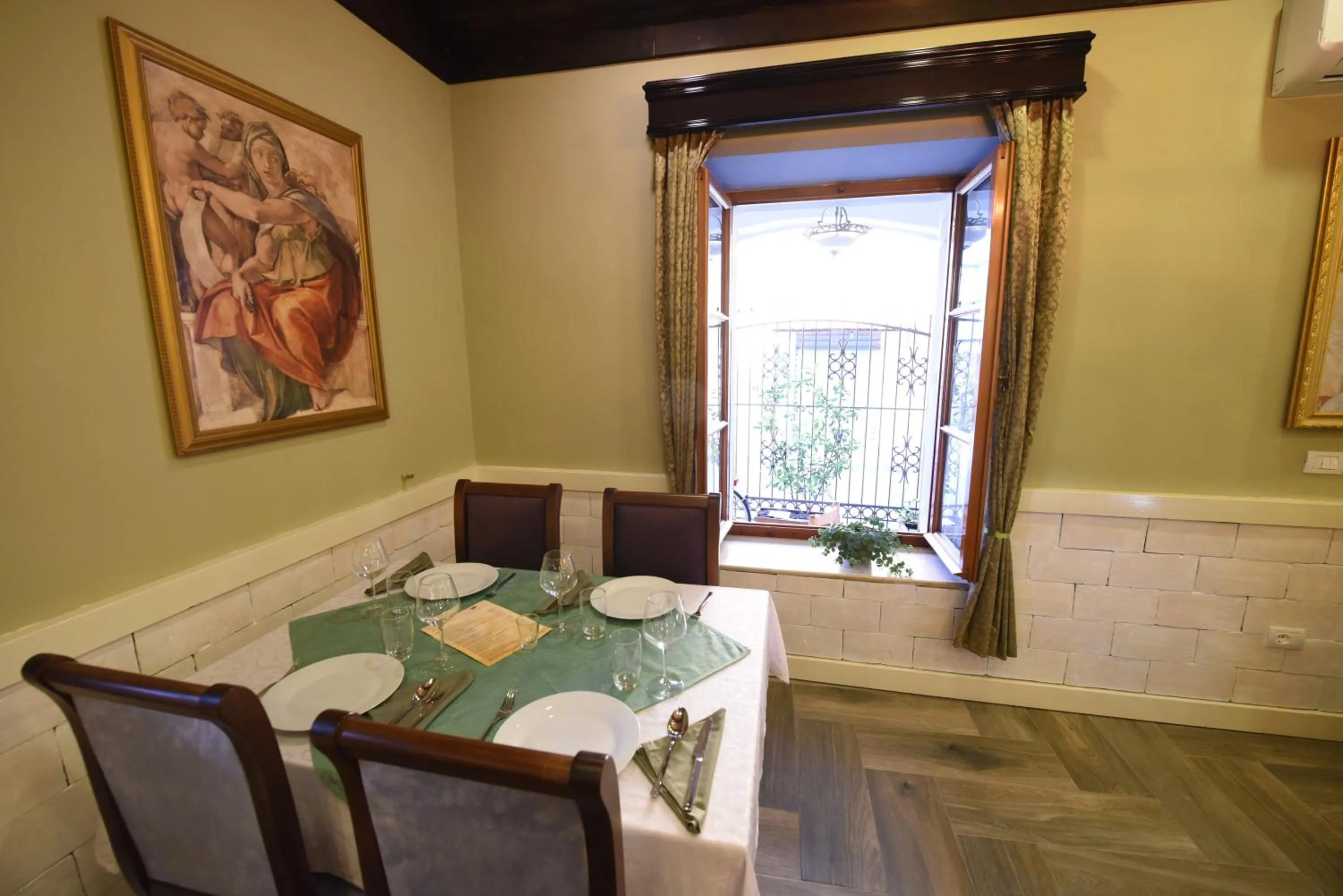 Restaurant/places to eat in Rose Garden Hotel