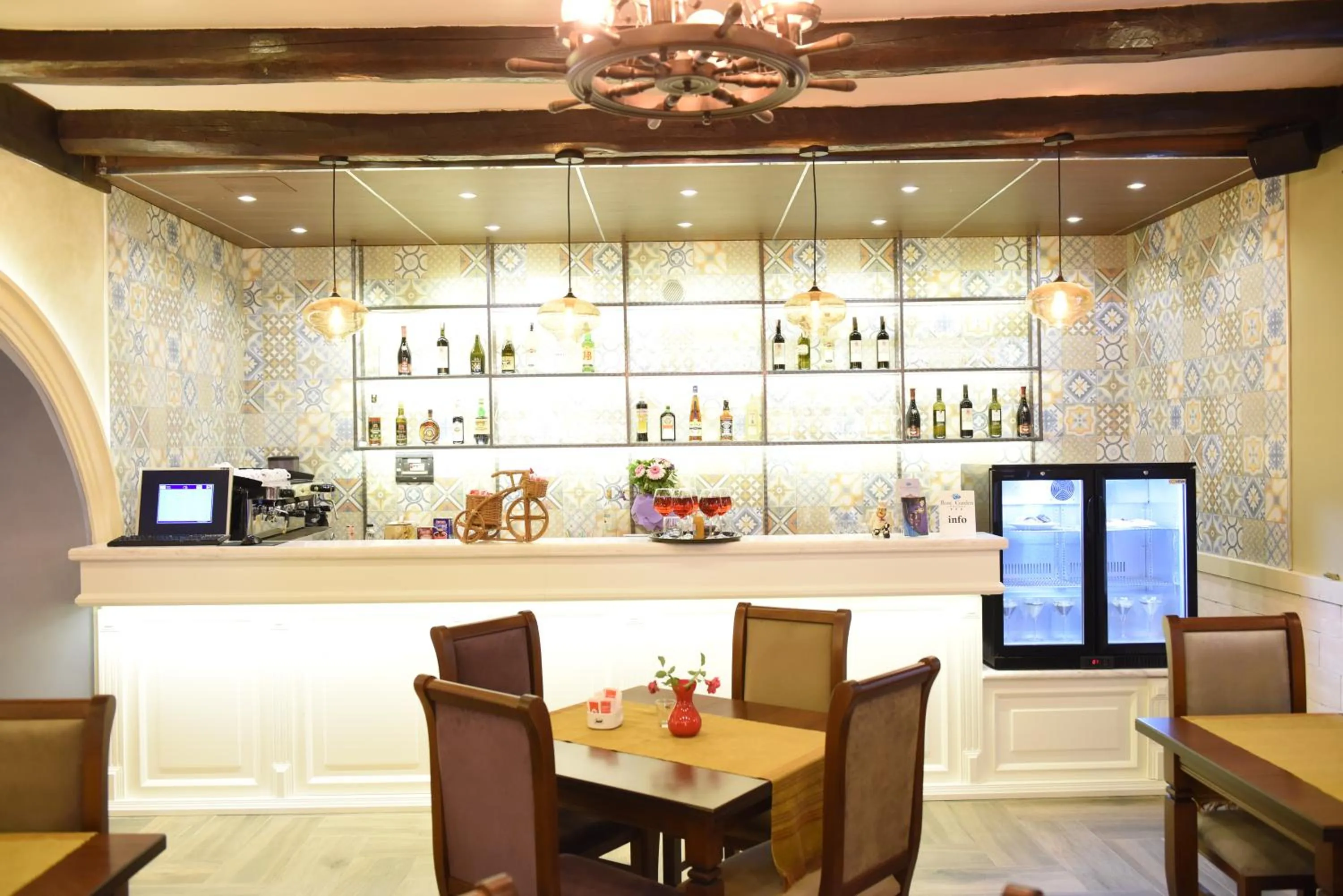 Restaurant/places to eat in Rose Garden Hotel