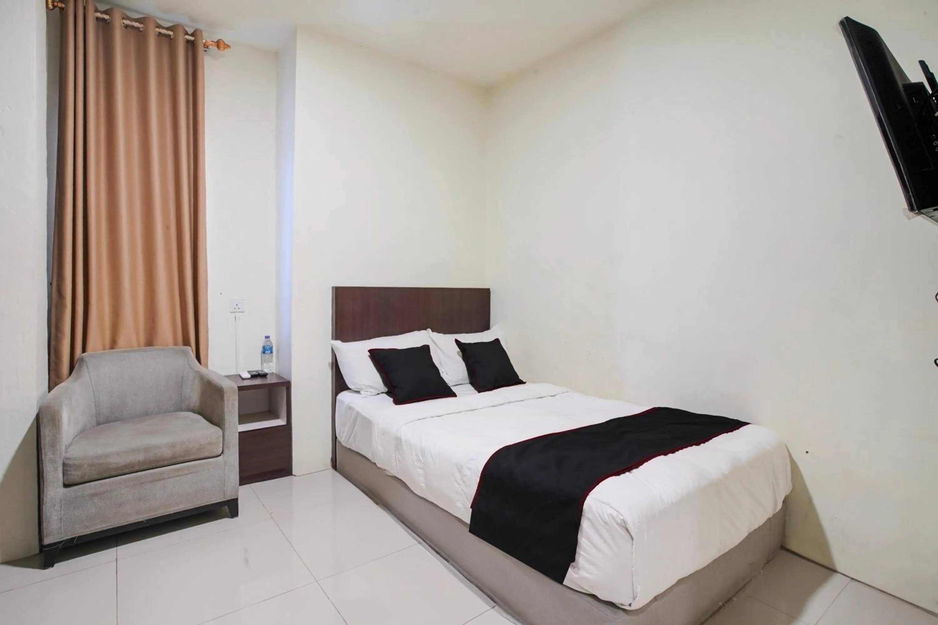 Bedroom, Bed in Collection O near Harbour Bay Mall formerly Kansa Hotel