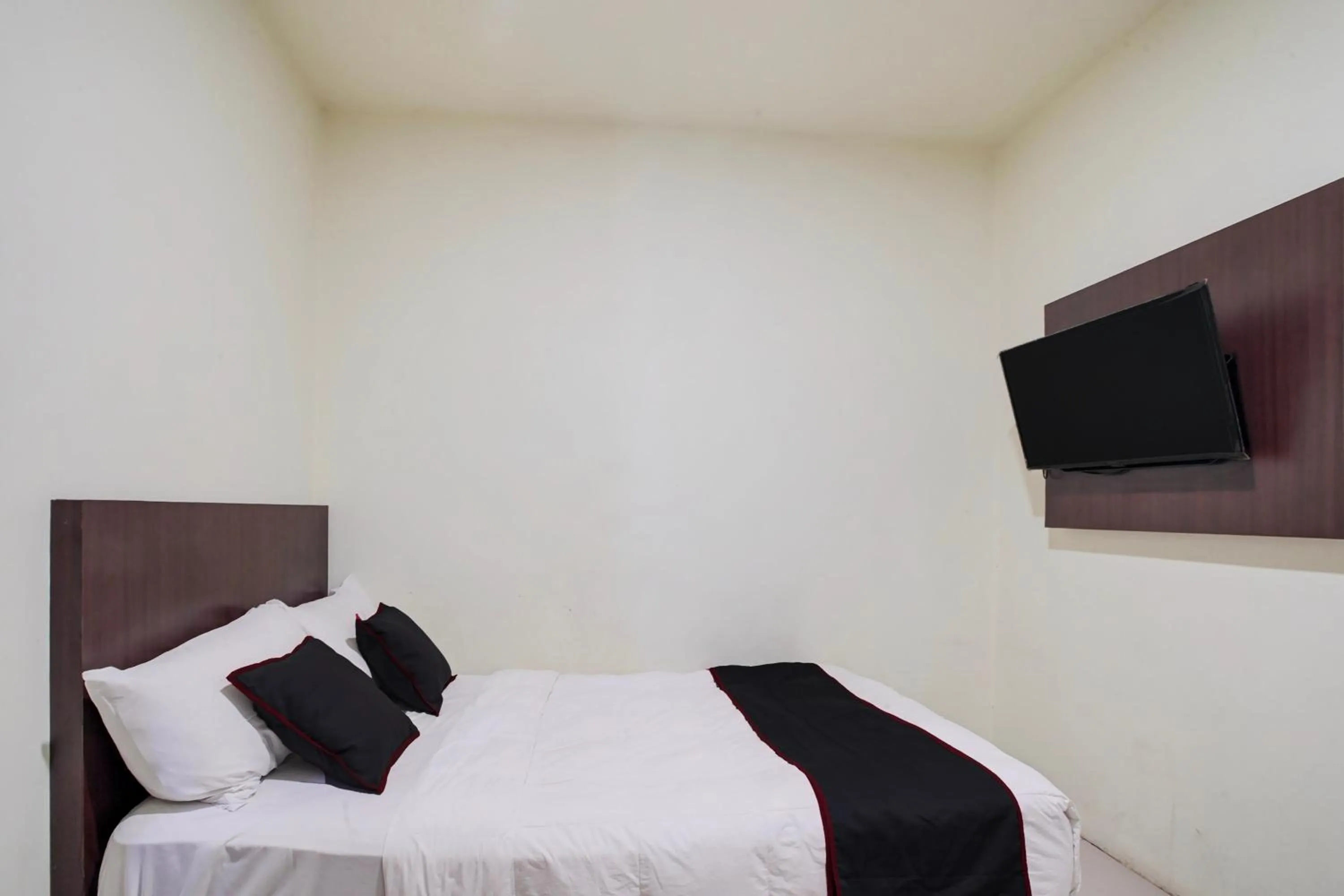 Bedroom, Bed in Collection O near Harbour Bay Mall formerly Kansa Hotel