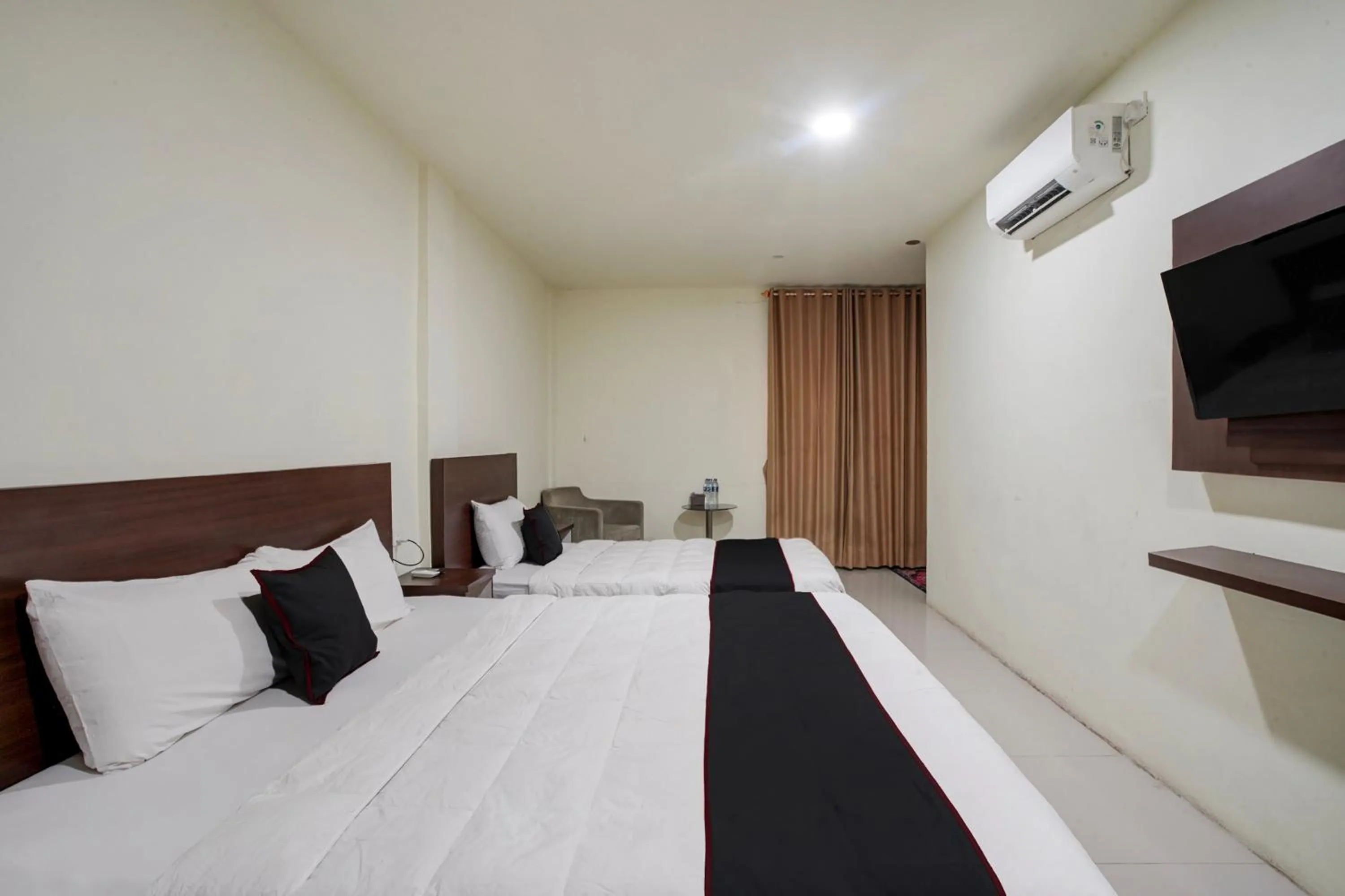 Bedroom, Bed in Collection O near Harbour Bay Mall formerly Kansa Hotel