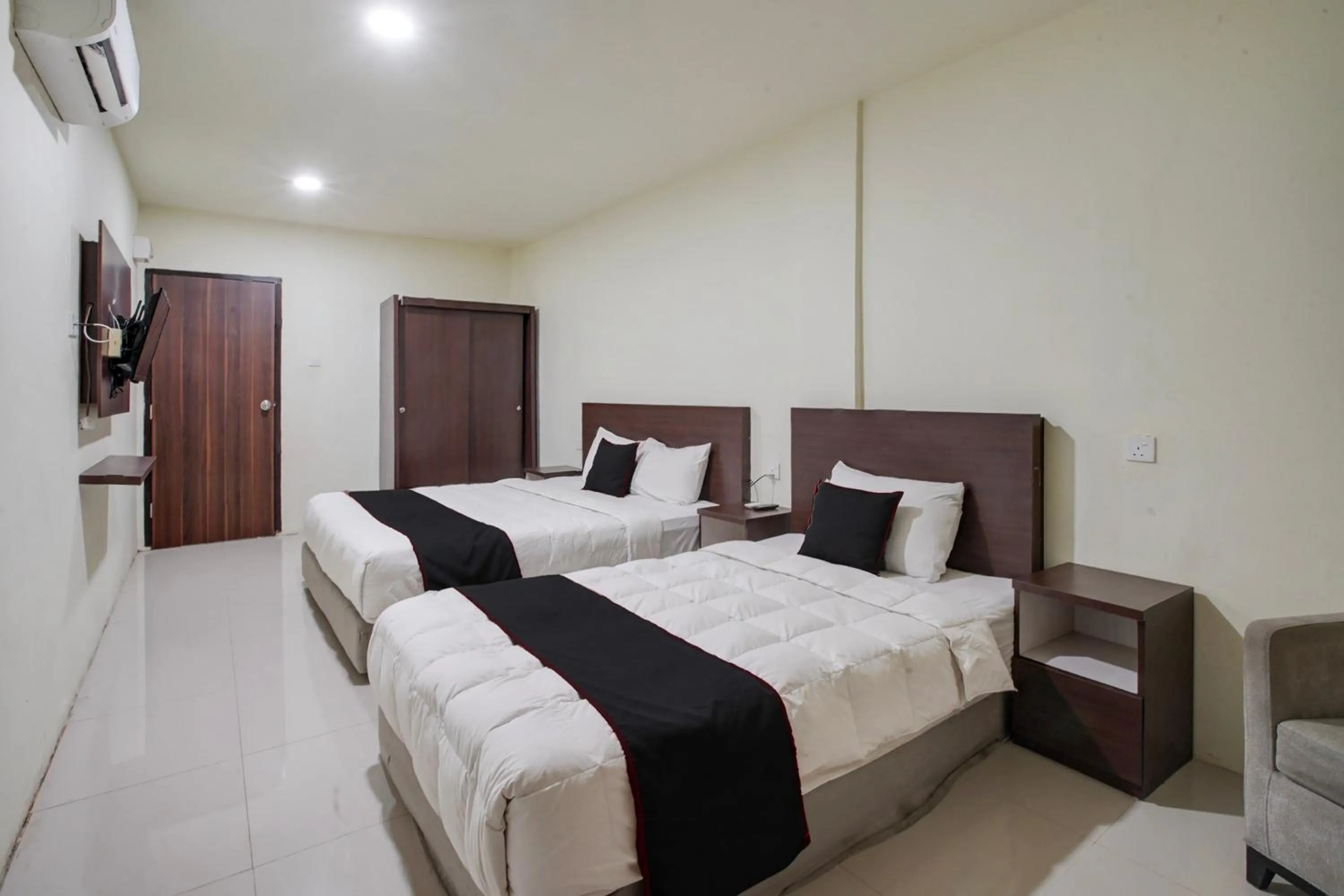 Bedroom, Bed in Collection O near Harbour Bay Mall formerly Kansa Hotel