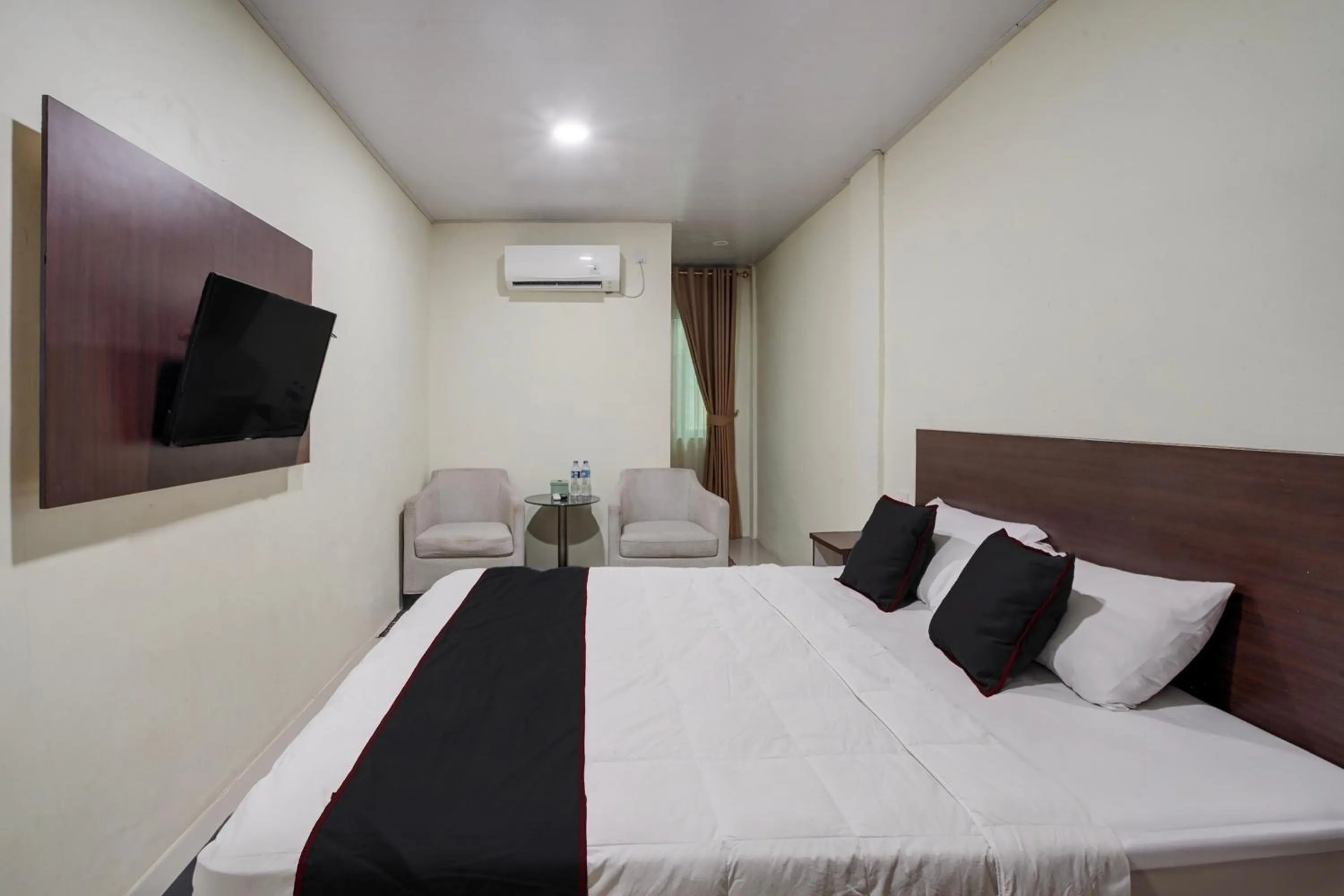 Bedroom, Bed in Collection O near Harbour Bay Mall formerly Kansa Hotel