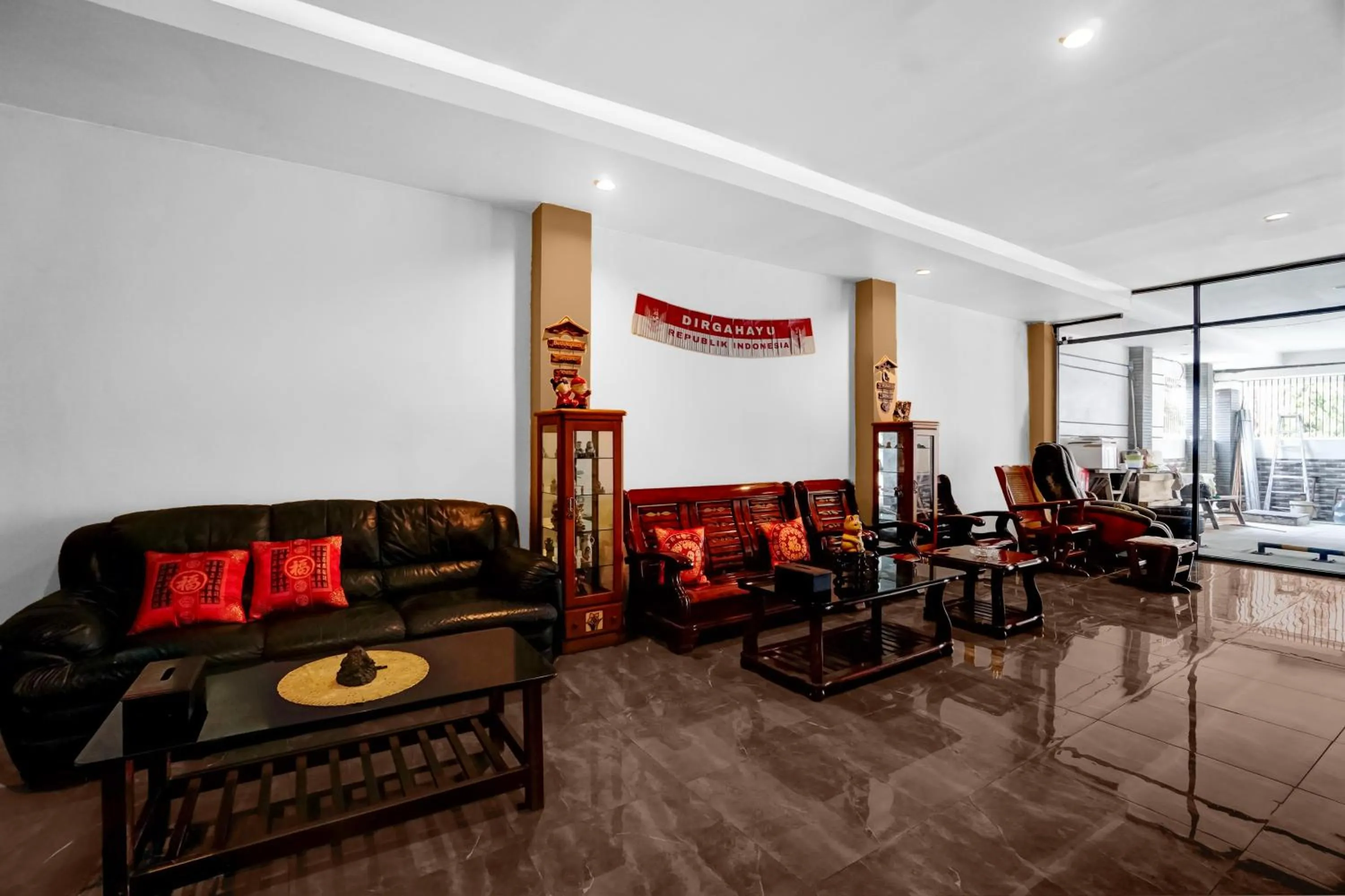 Seating area in Hotel O near Ciputra World Surabaya formerly Darmo Residence