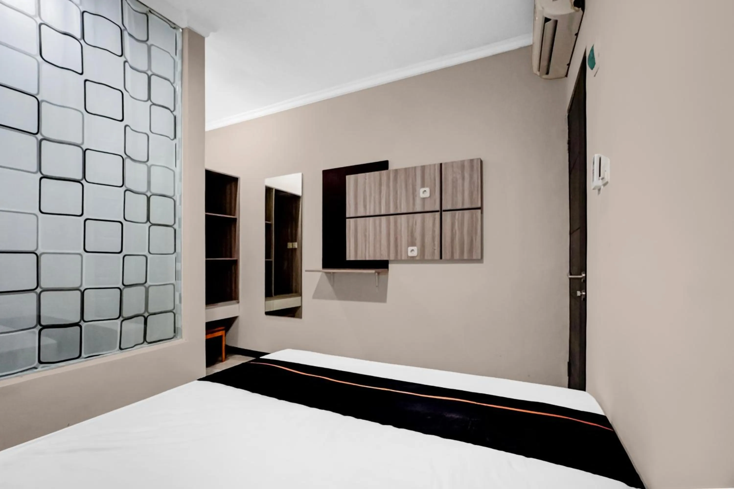 Bedroom, Bed in Hotel O near Ciputra World Surabaya formerly Darmo Residence