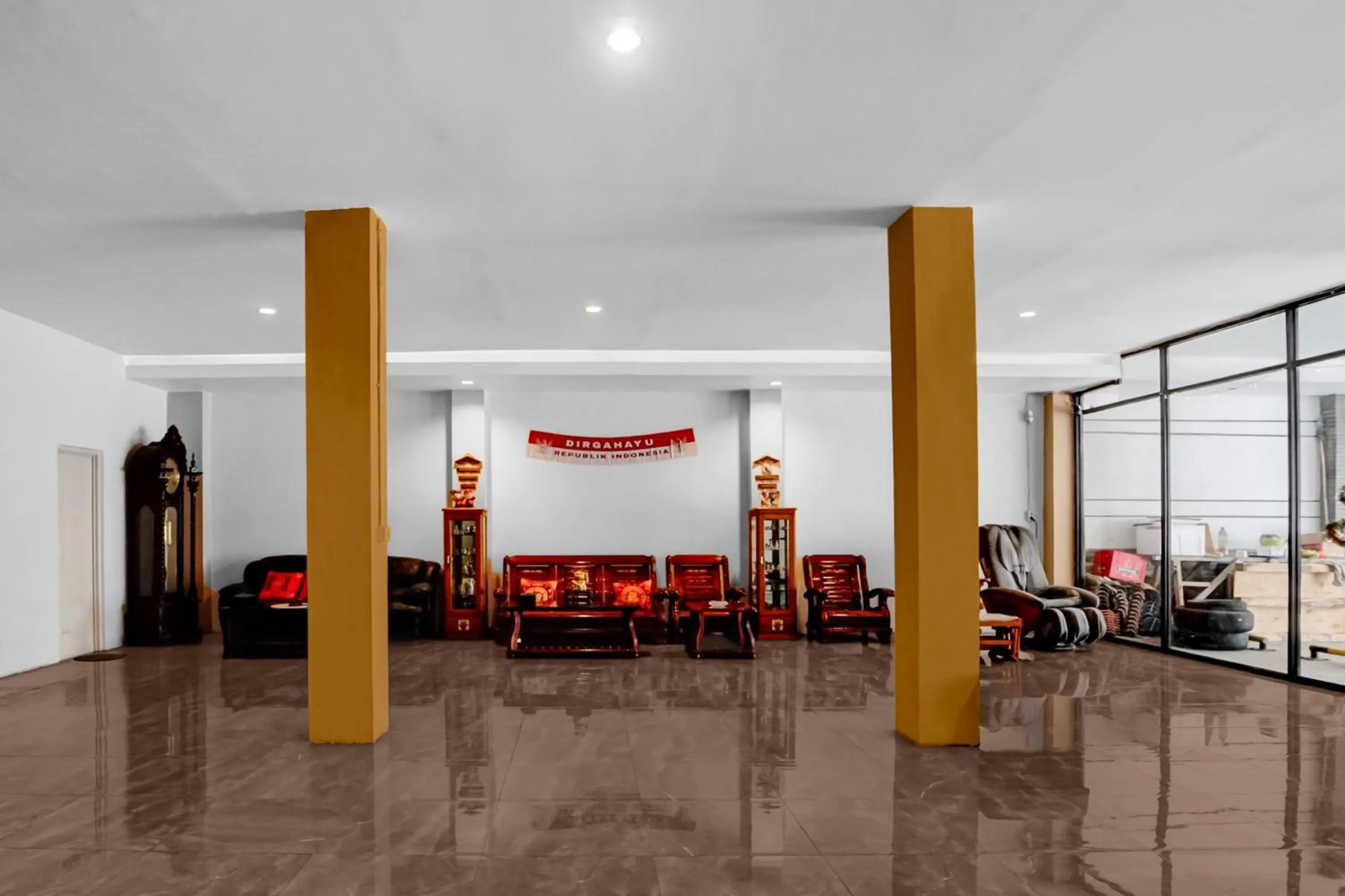 Lobby or reception in Hotel O near Ciputra World Surabaya formerly Darmo Residence