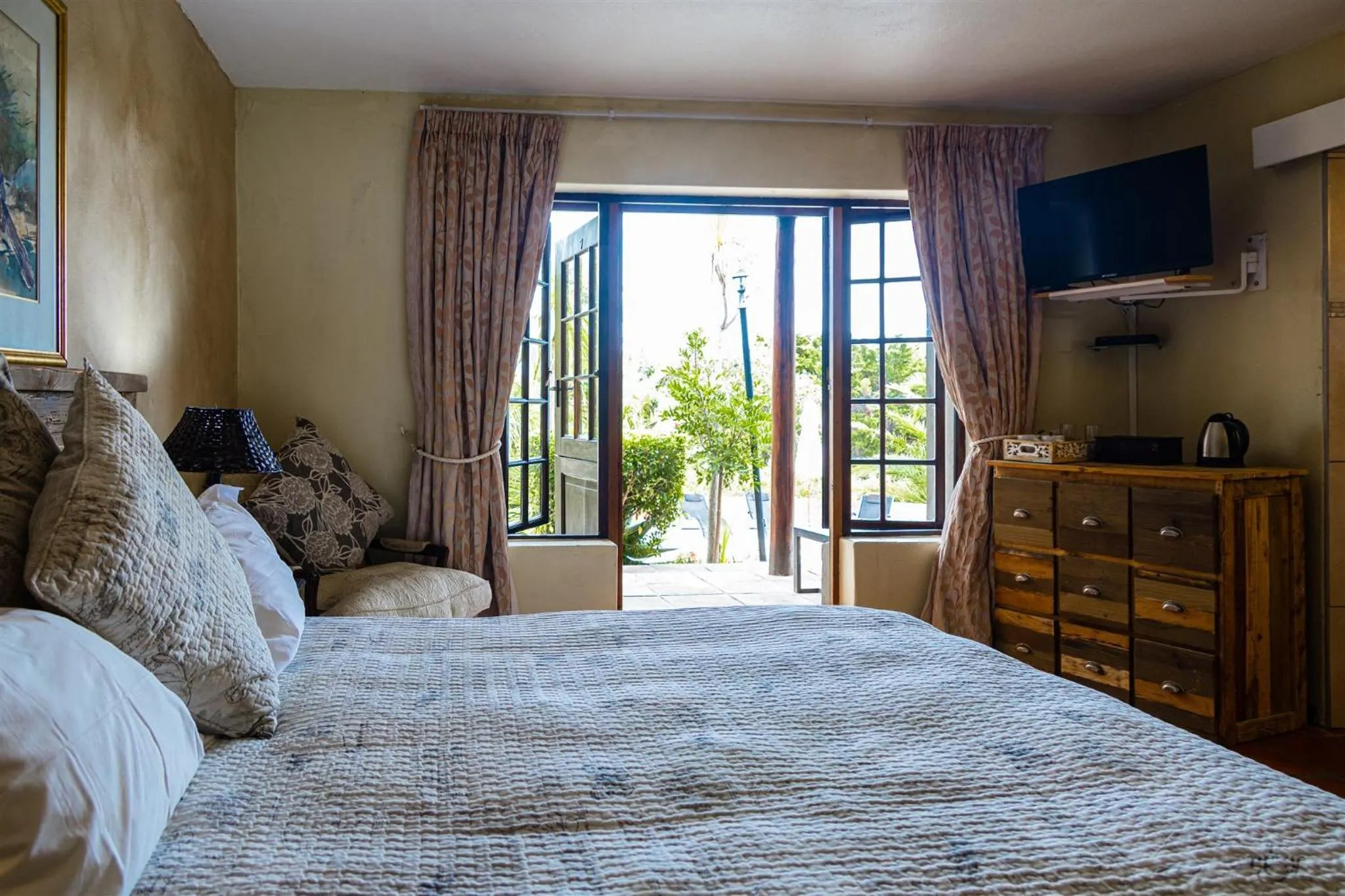 Bed in Wild Rose Country Lodge