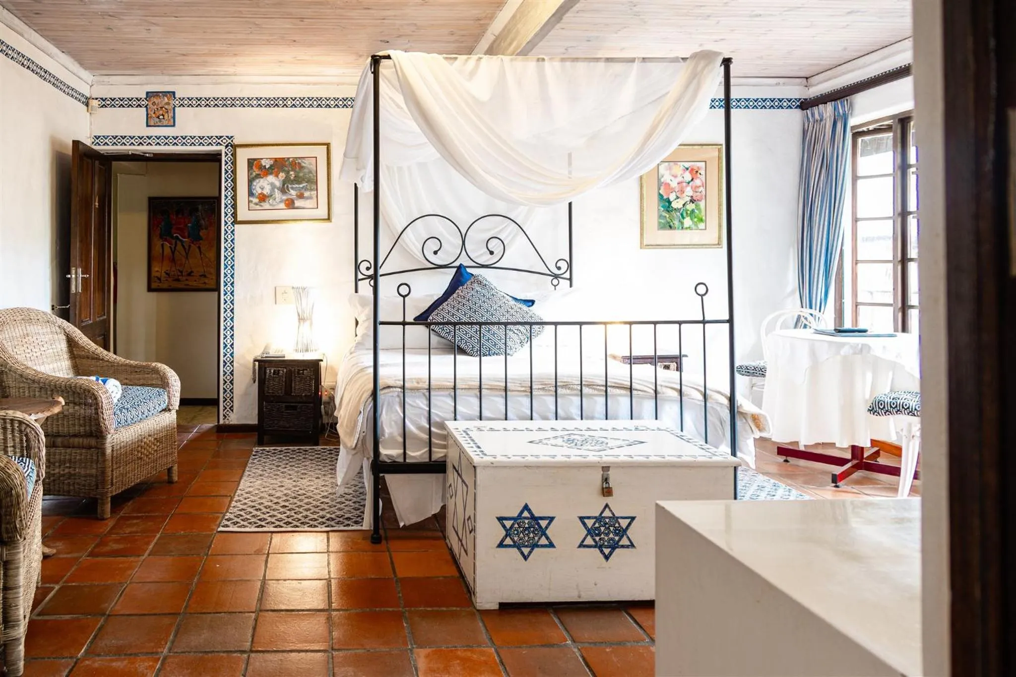 Bed in Wild Rose Country Lodge