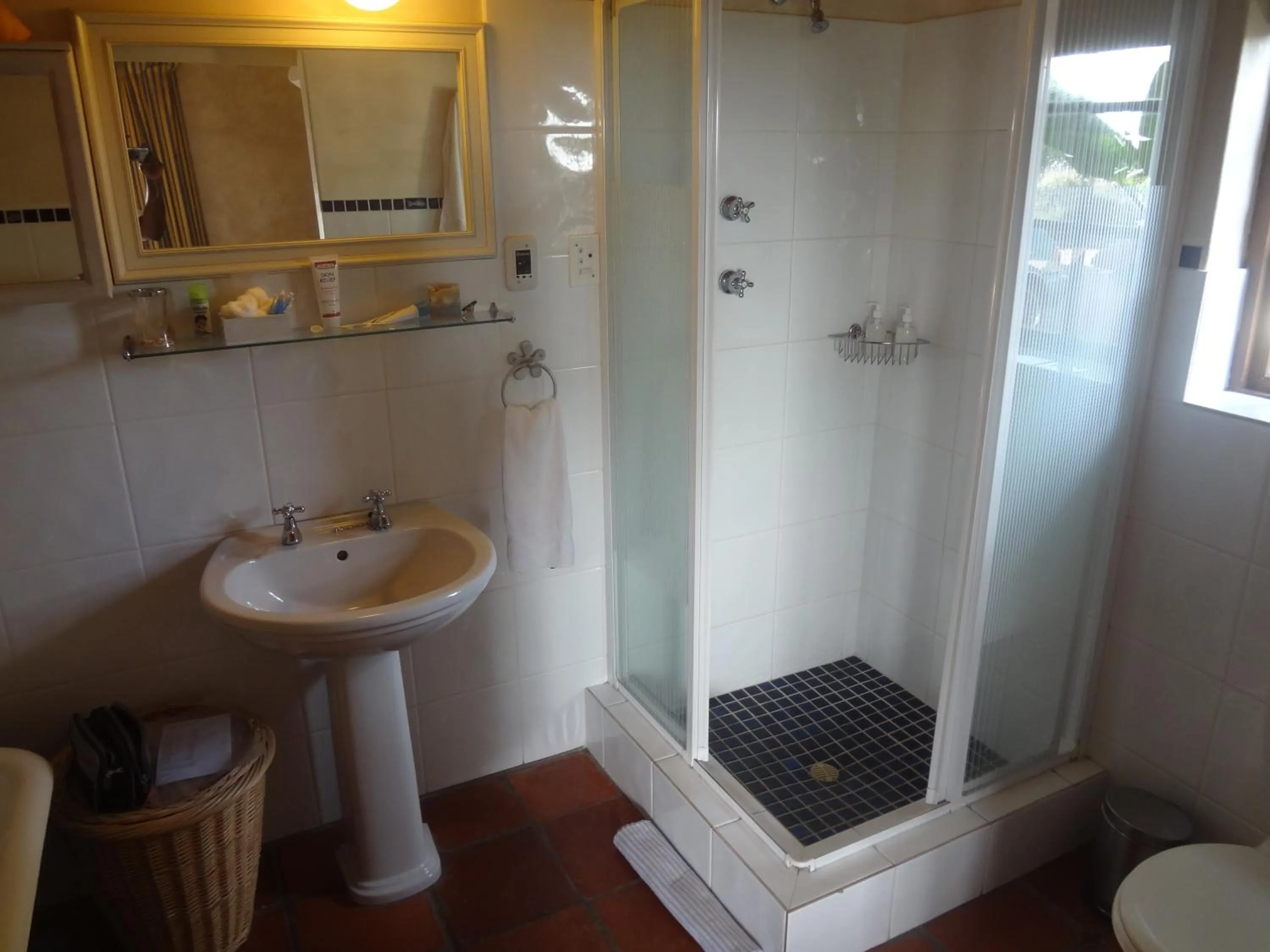 Shower in Wild Rose Country Lodge