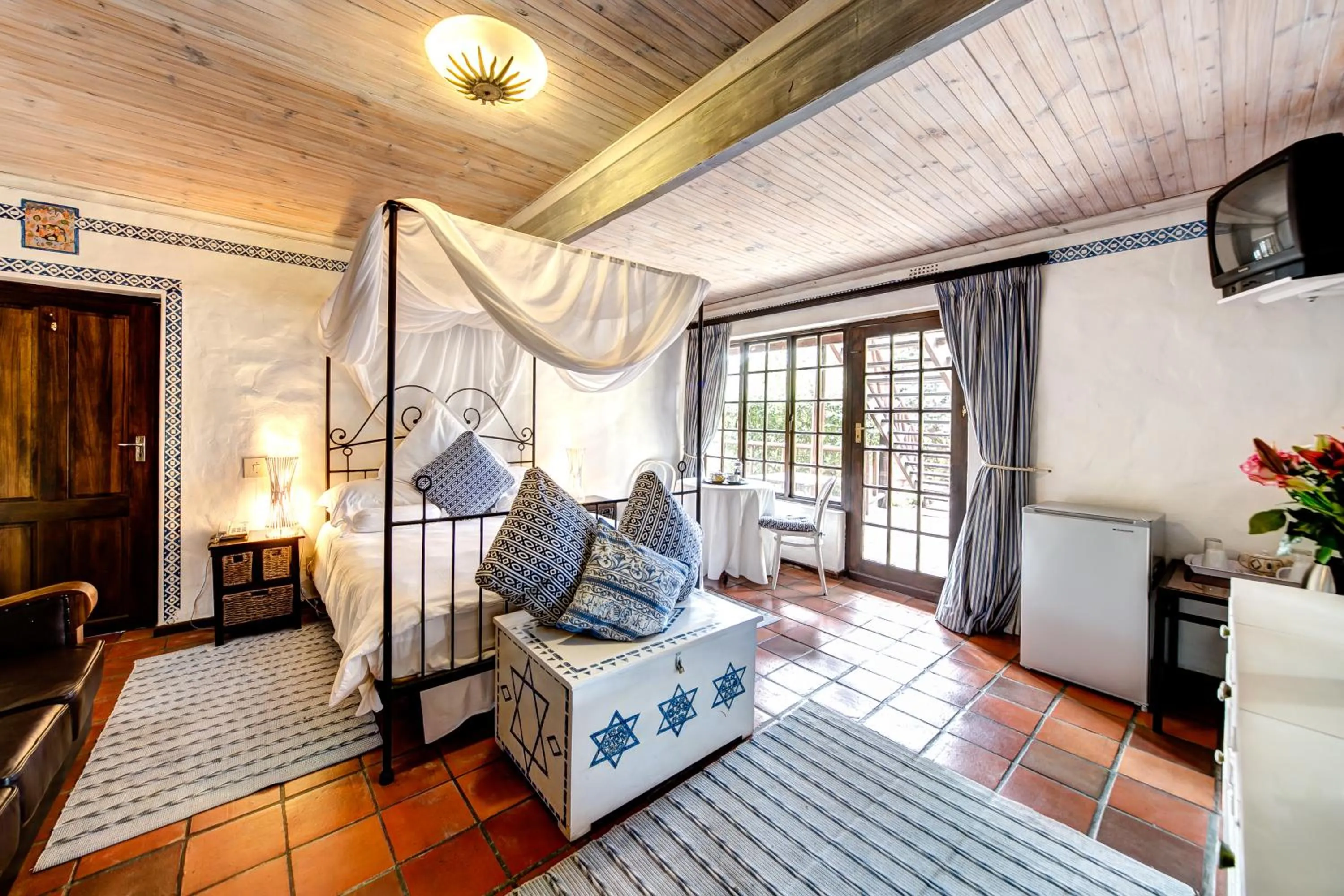 Day, Bed in Wild Rose Country Lodge