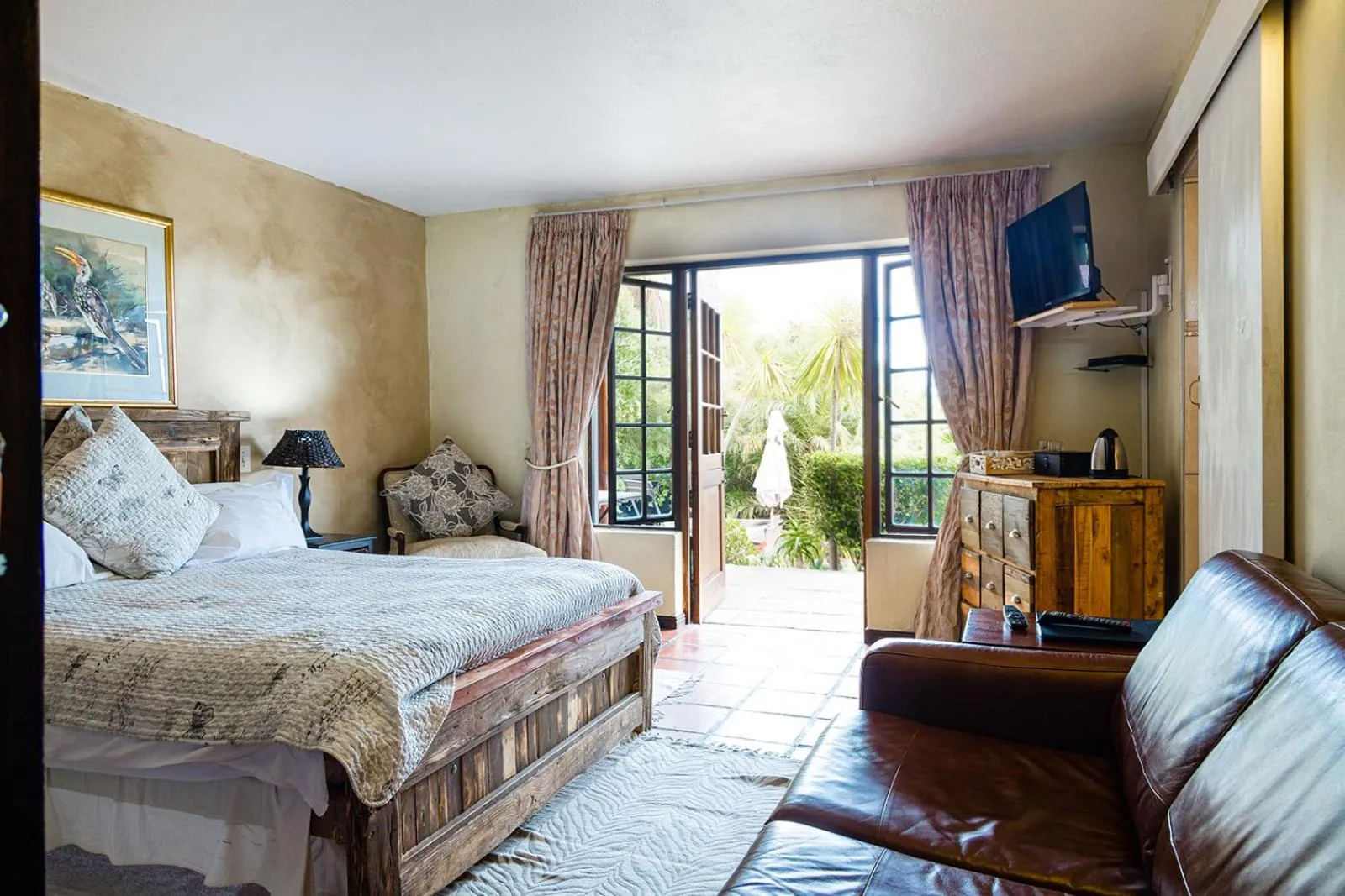 Communal lounge/ TV room, Bed in Wild Rose Country Lodge