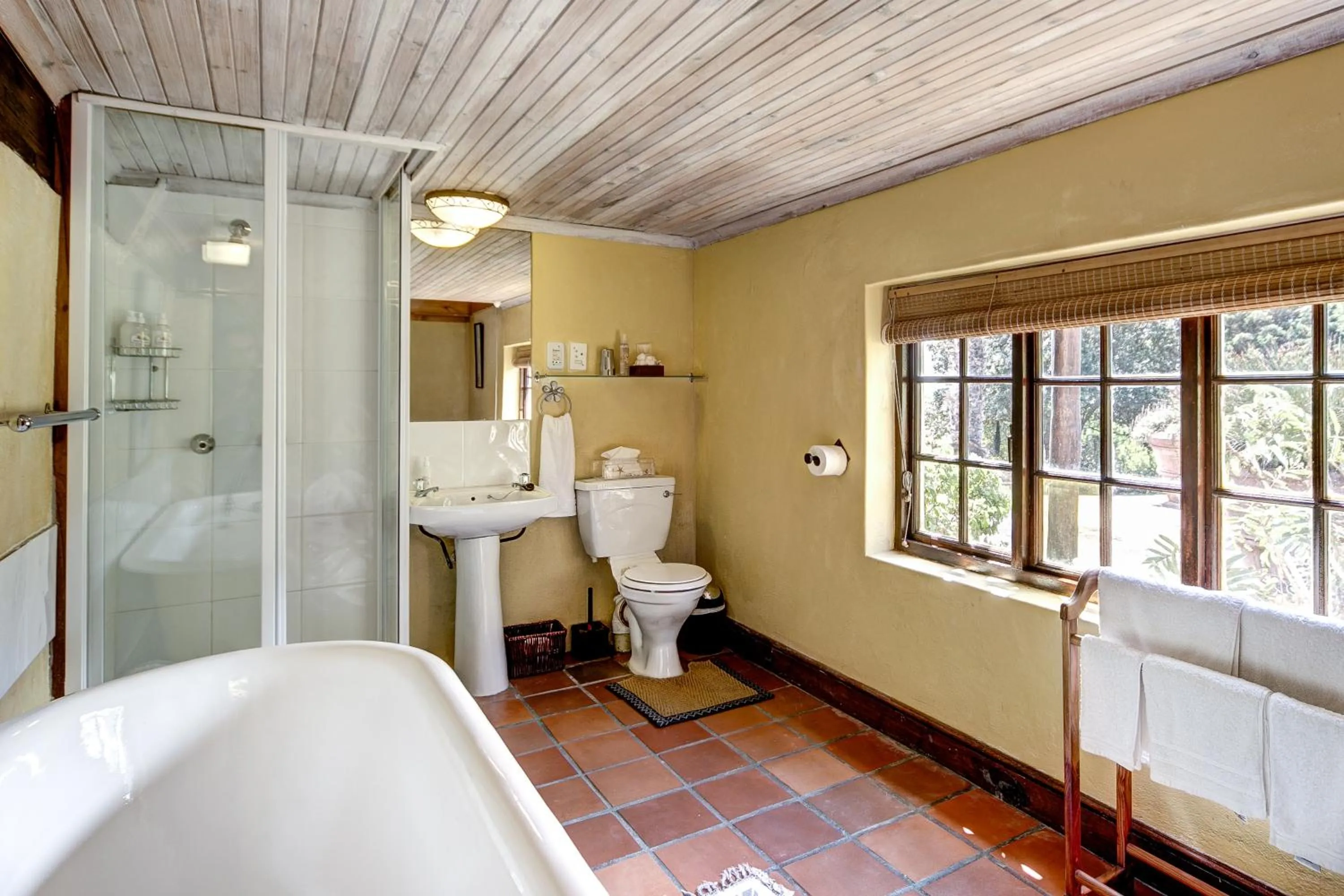 Toilet in Wild Rose Country Lodge