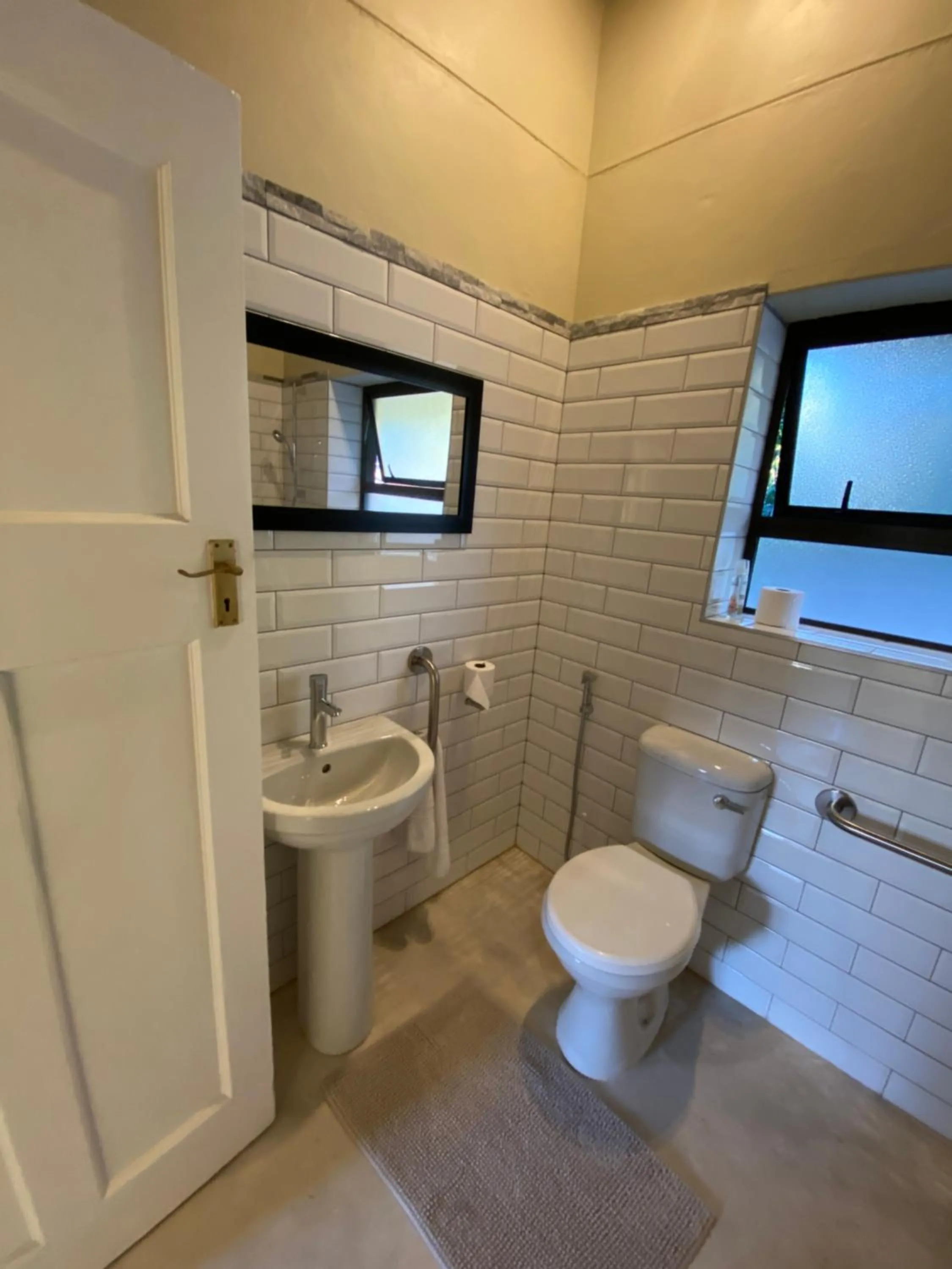 Toilet in Wild Rose Country Lodge