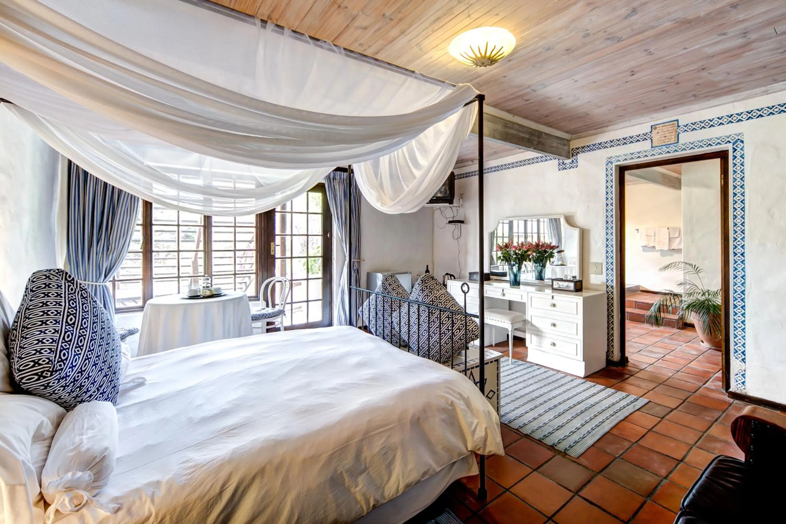 Bedroom, Bed in Wild Rose Country Lodge